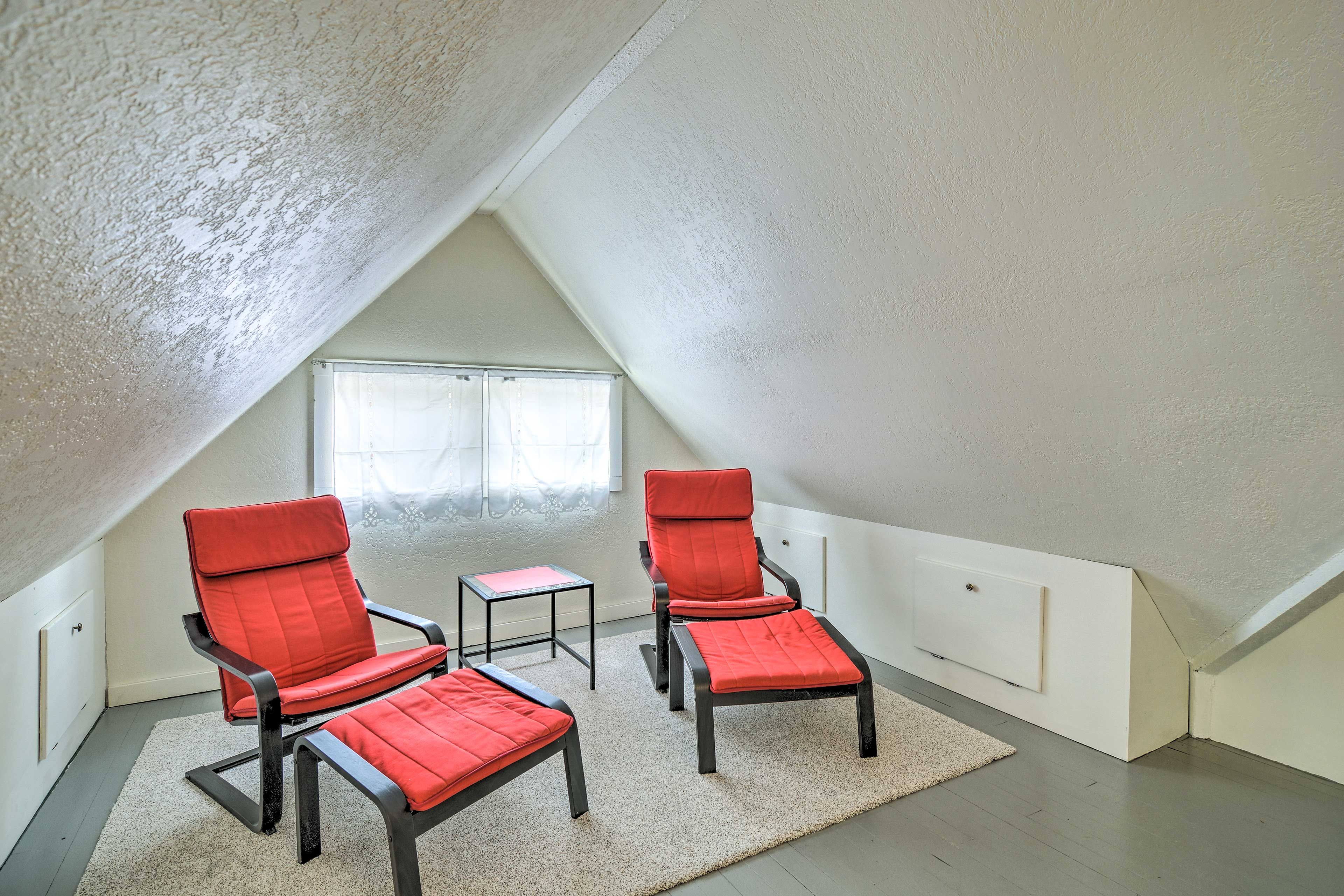Sitting Area | Single-Story Property