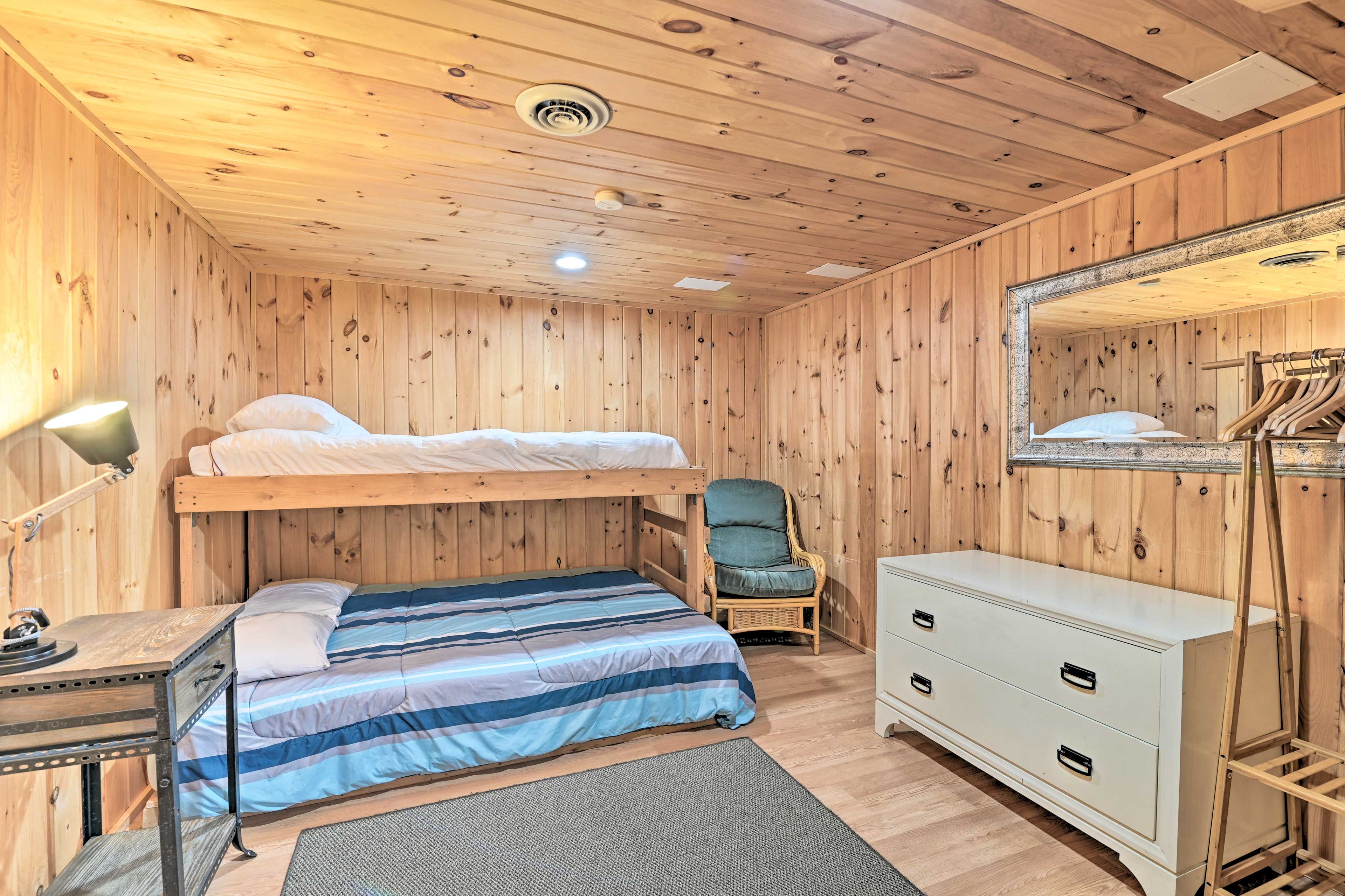 Bedroom 4 | Twin/Queen Bunk Bed