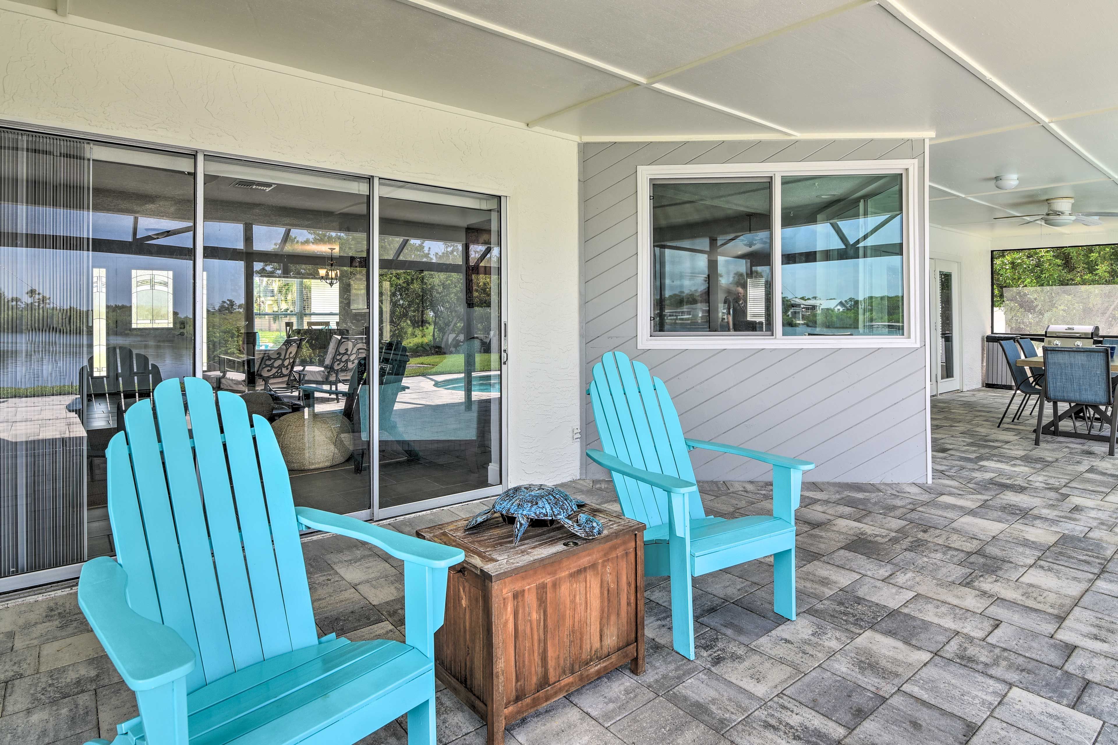 Bring your morning coffee to the lanai and lounge in the pool chairs.