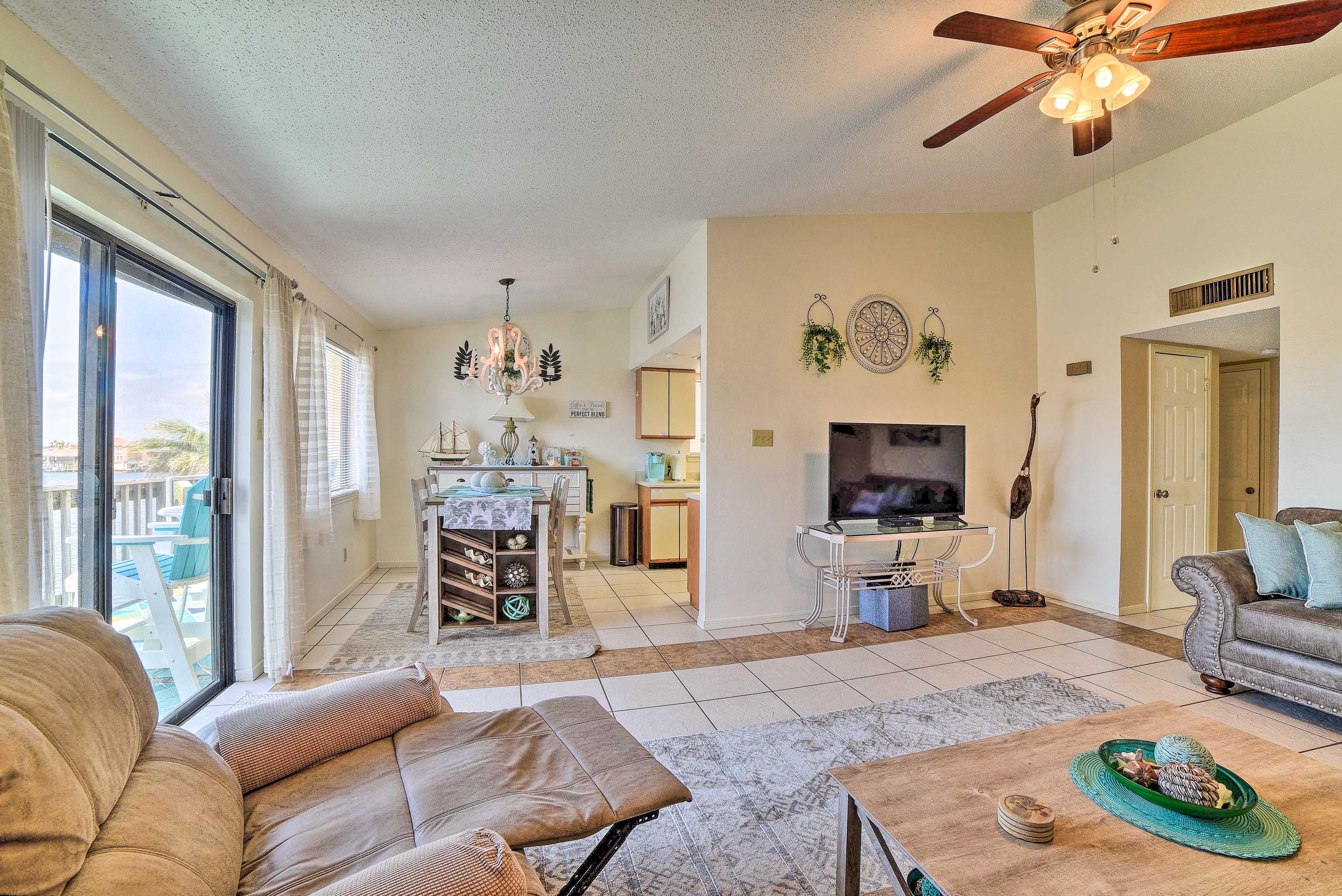 Living Room | Smart TV | Free WiFi