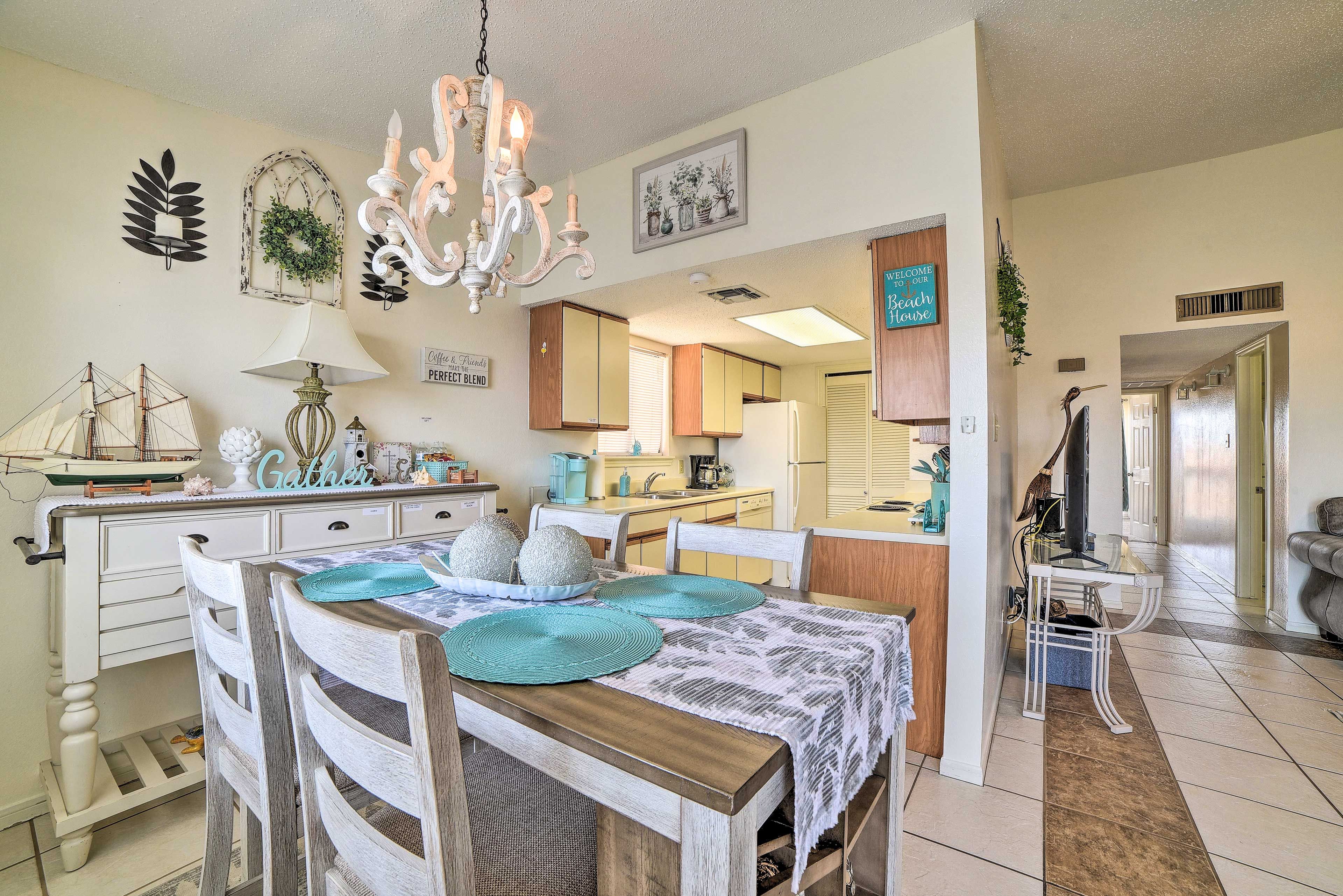 Dining Area | Seating for 4