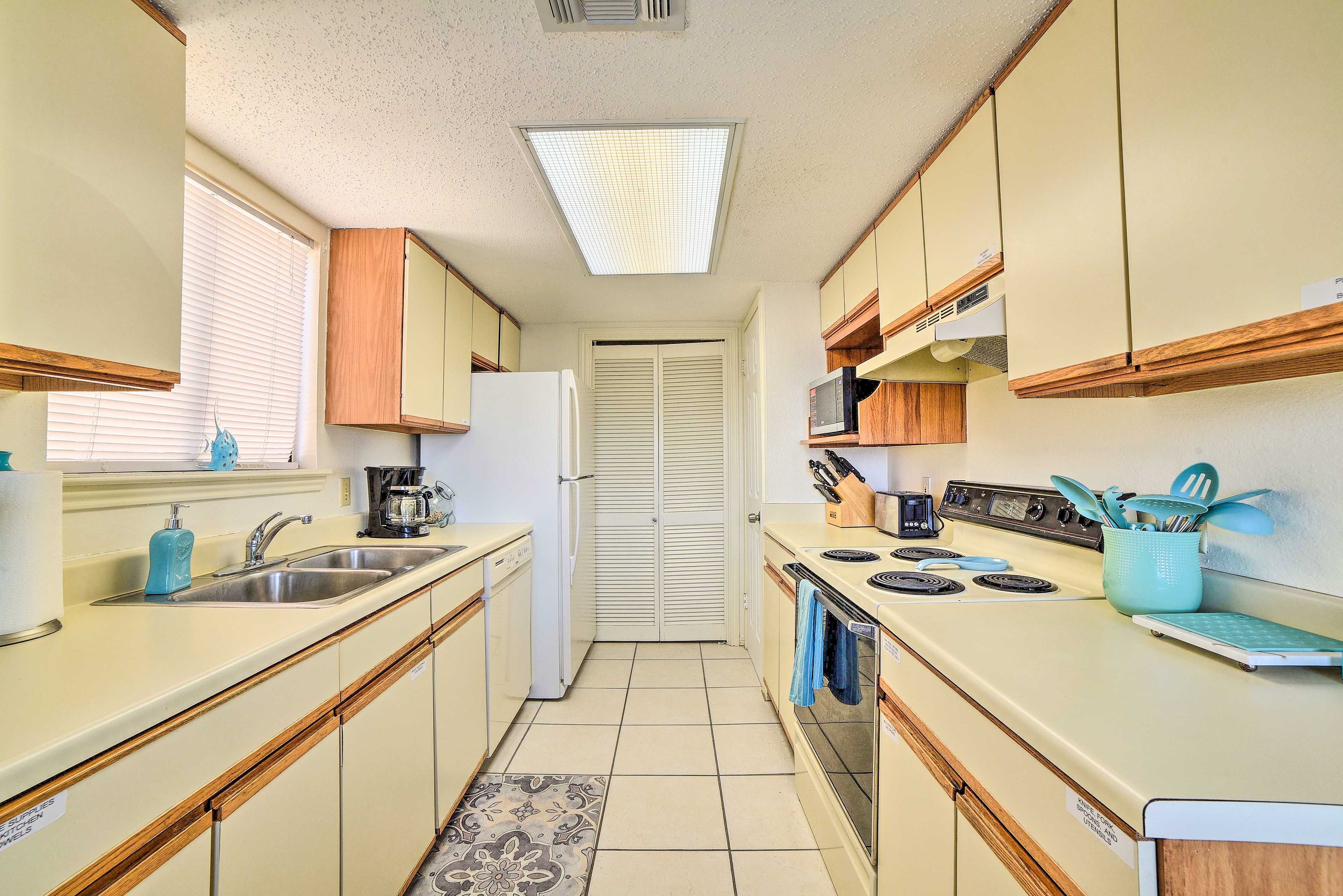 Fully Equipped Kitchen | Cooking Basics | Keurig & Drip Coffee Makers