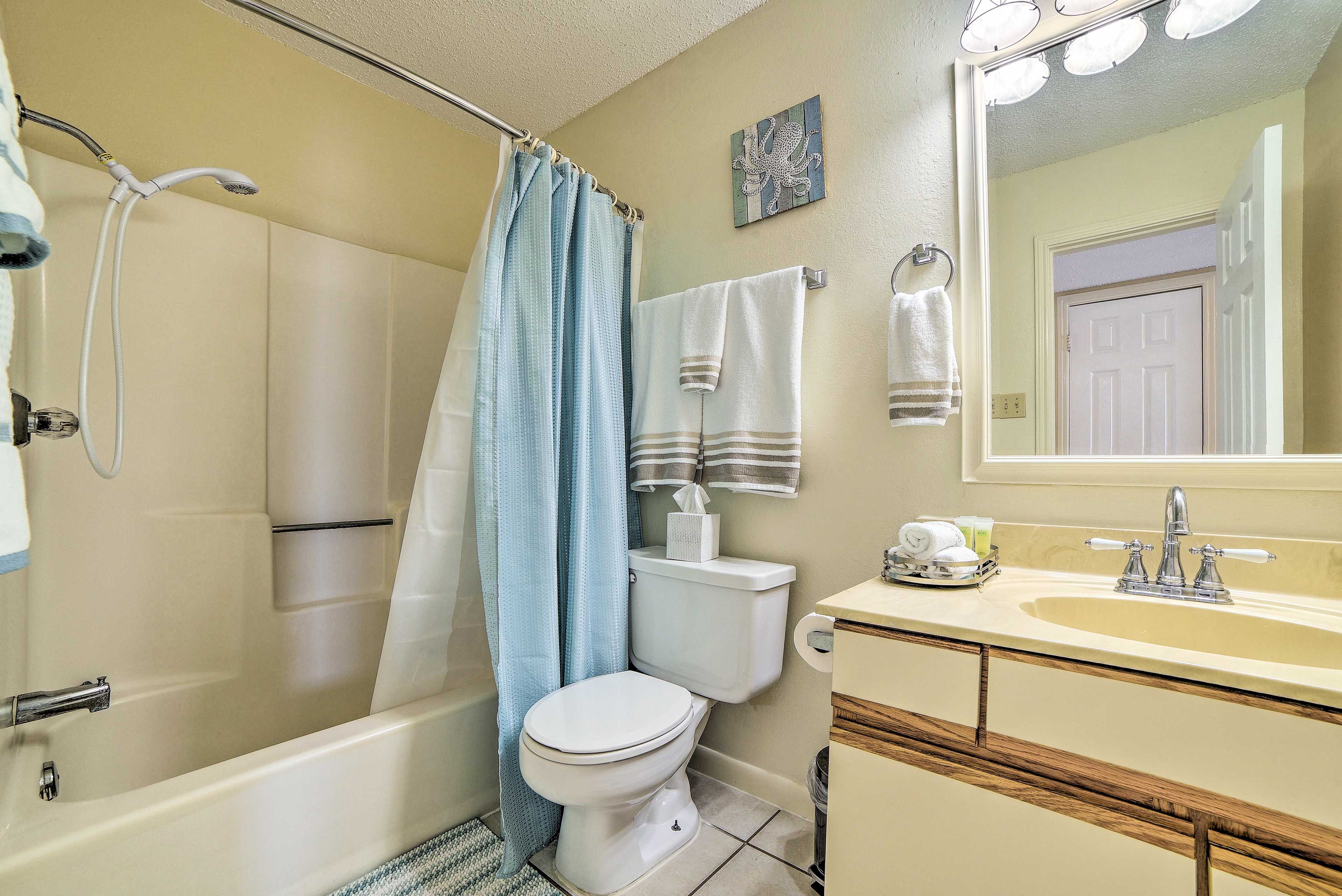 Full Bathroom | Towels & Toiletries Provided