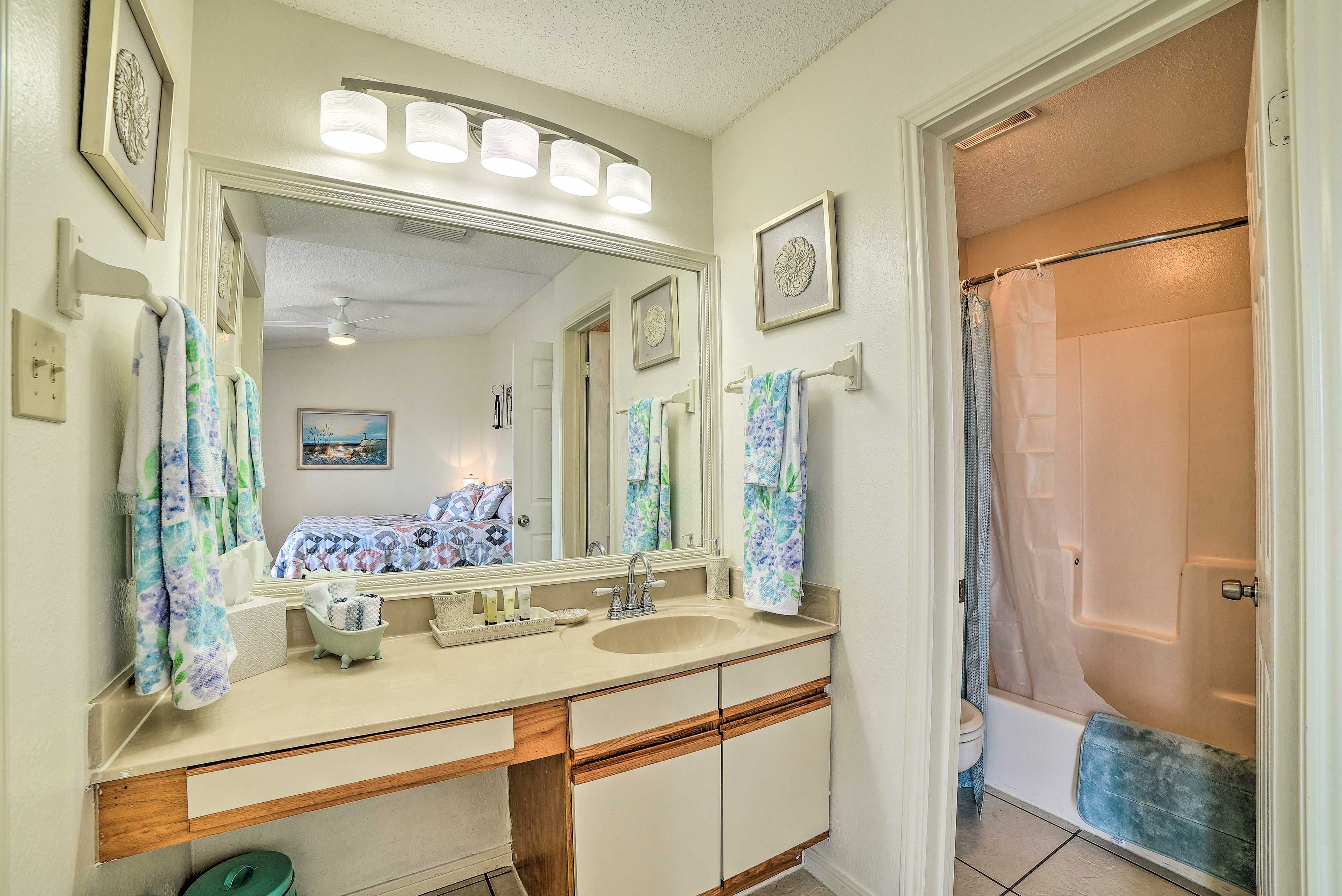En-Suite Bathroom | Towels & Toiletries Provided