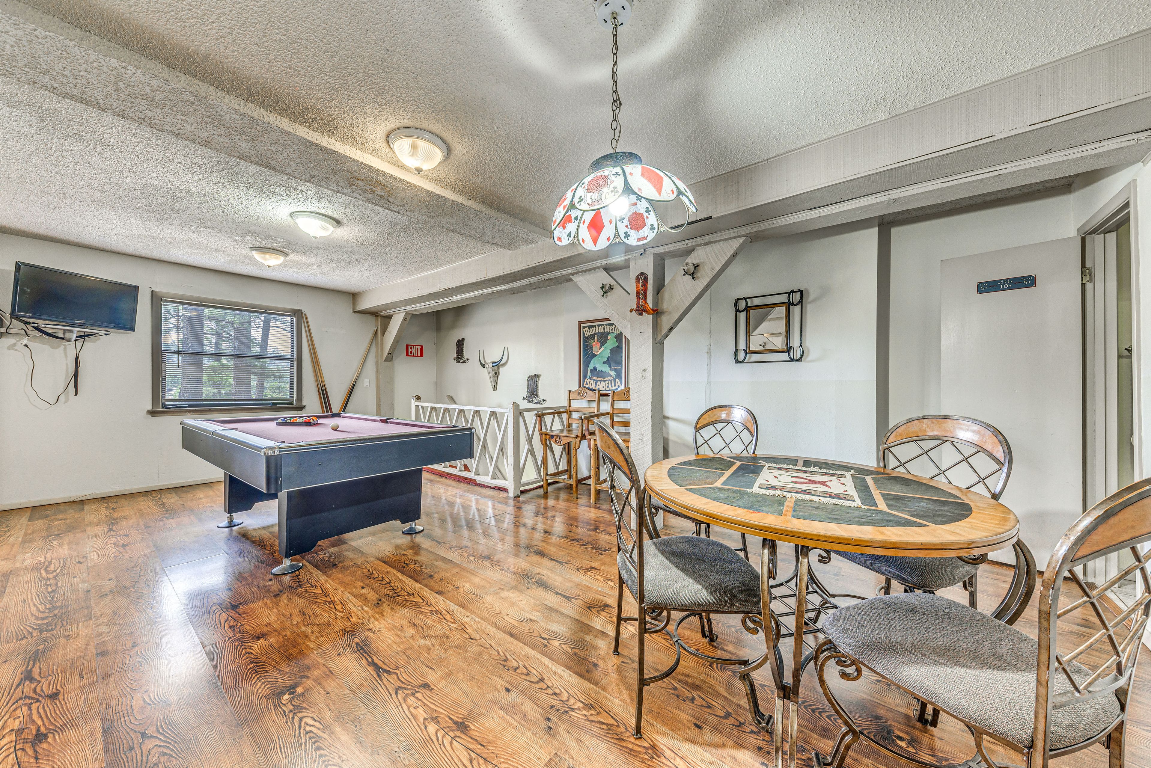 Den | Pool Table | Wet Bar | Gaming Table