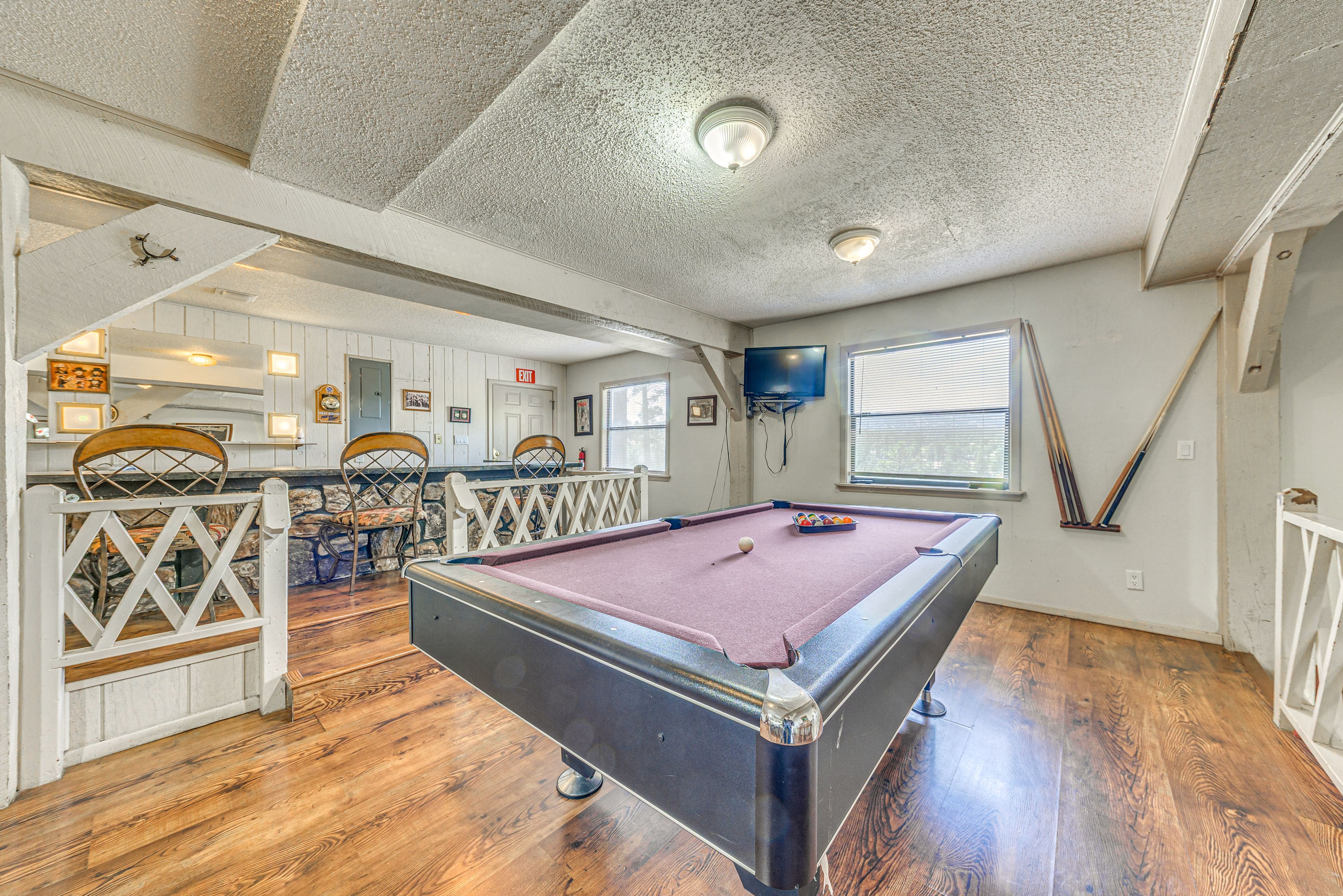 Den | Pool Table | Wet Bar | Gaming Table
