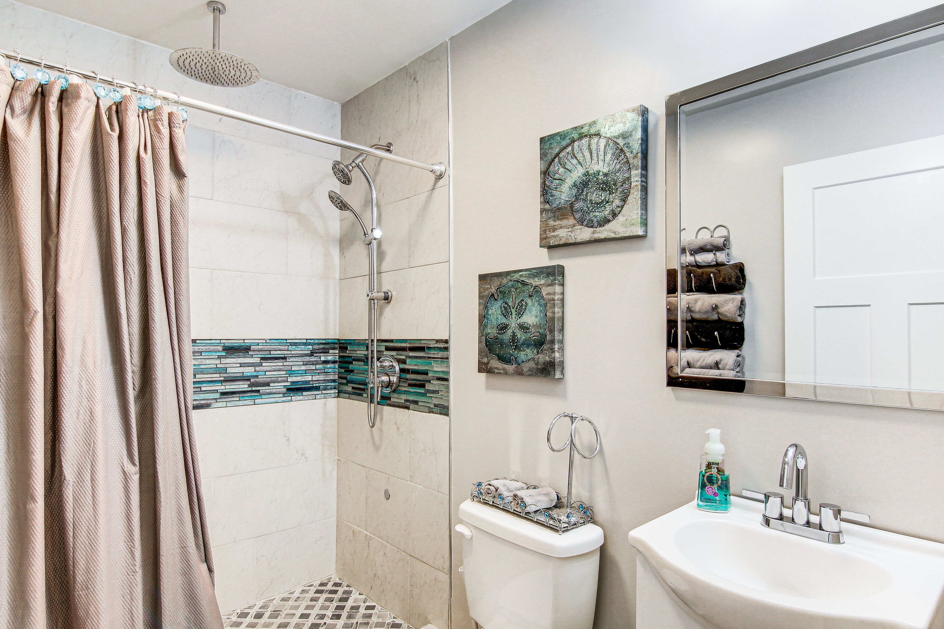 Full Bathroom | Towels Provided | Complimentary Toiletries