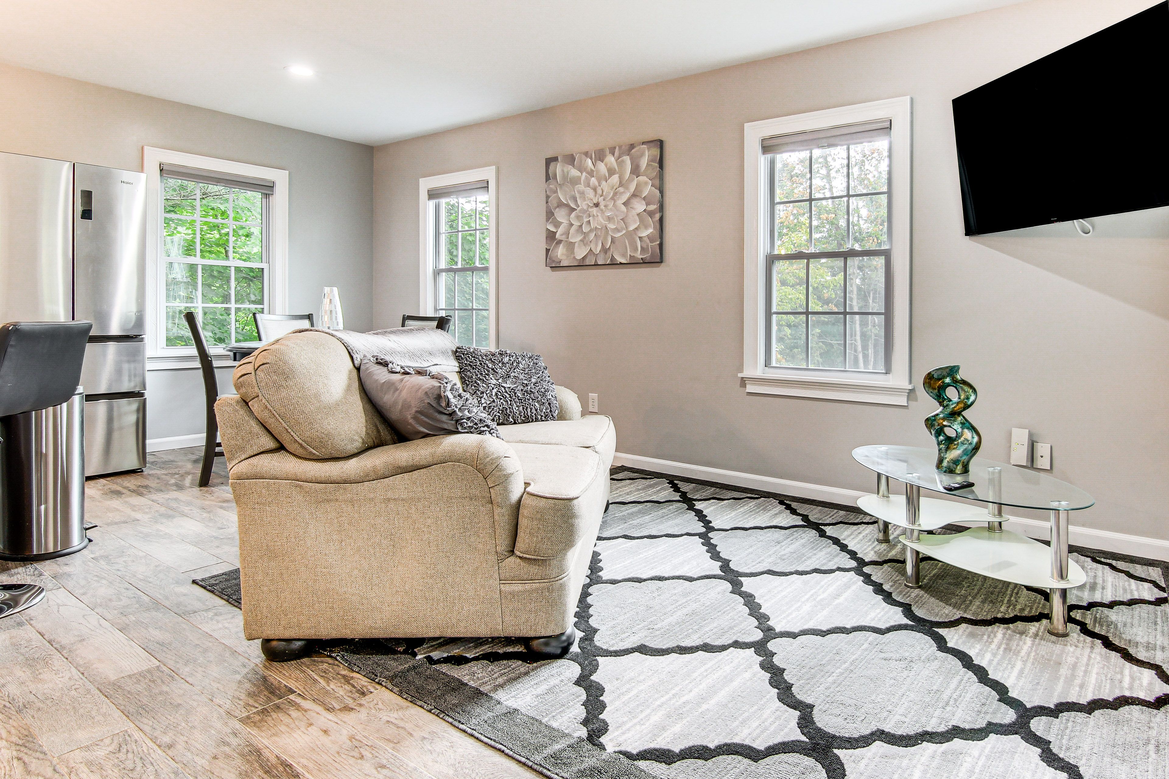 Living Room | Free WiFi | Central A/C & Heating | Smart TV