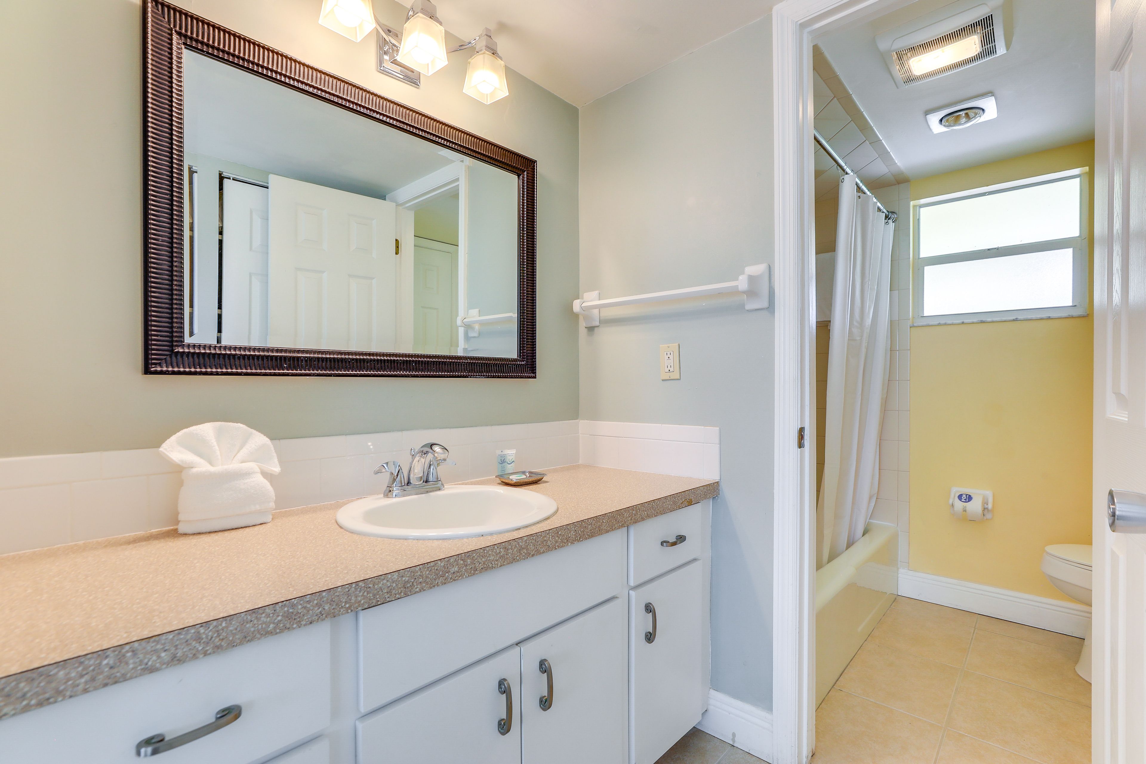 Full Bathroom | Towels Provided