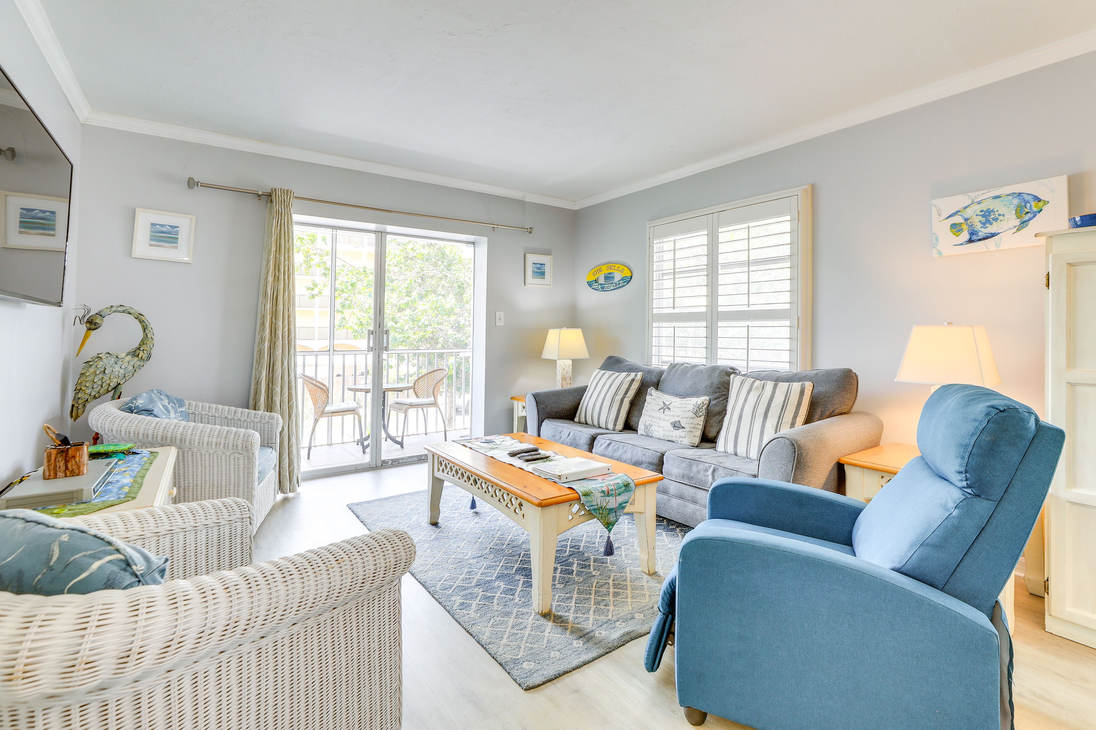 Living Room | Queen Sleeper Sofa | Smart TV | Air Conditioning | Free WiFi