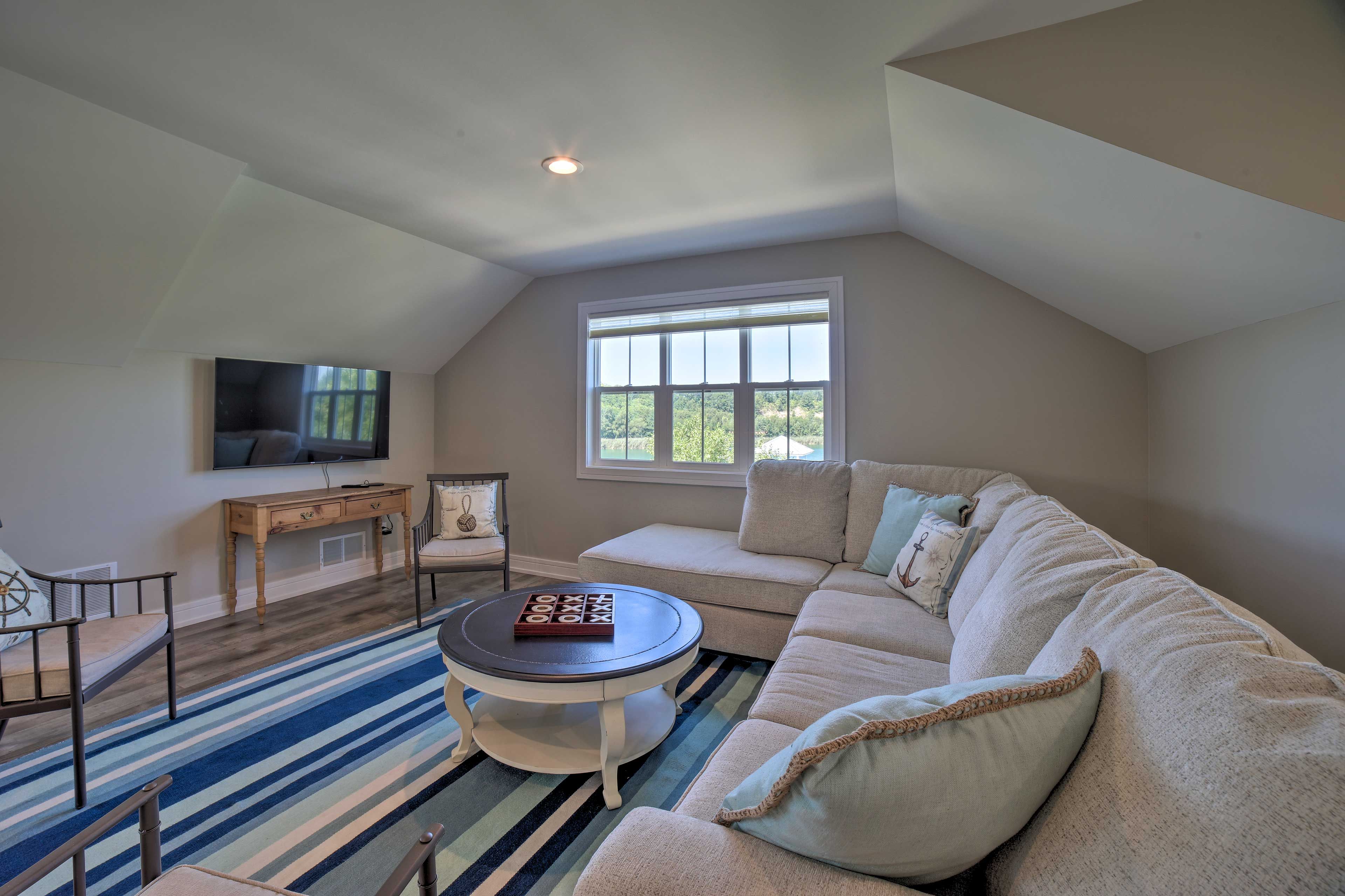 Loft | Queen Bed | Twin Daybed | 2 Twin Pullout Beds