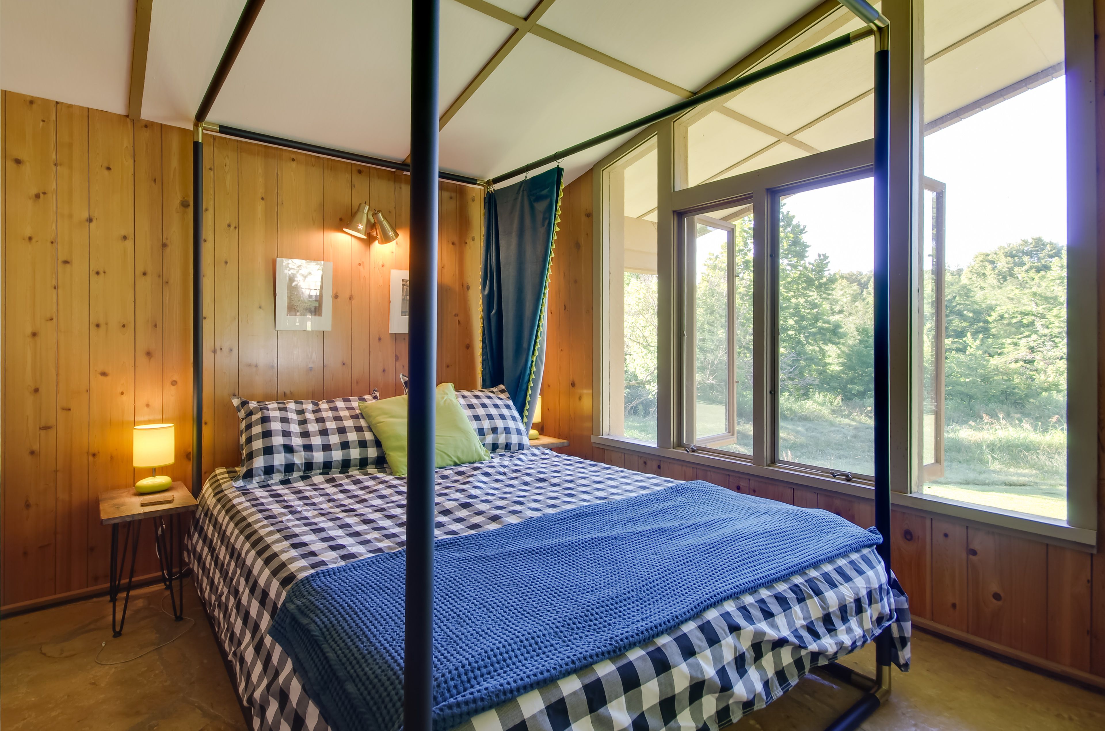 Bedroom | Queen Bed | Linens Provided