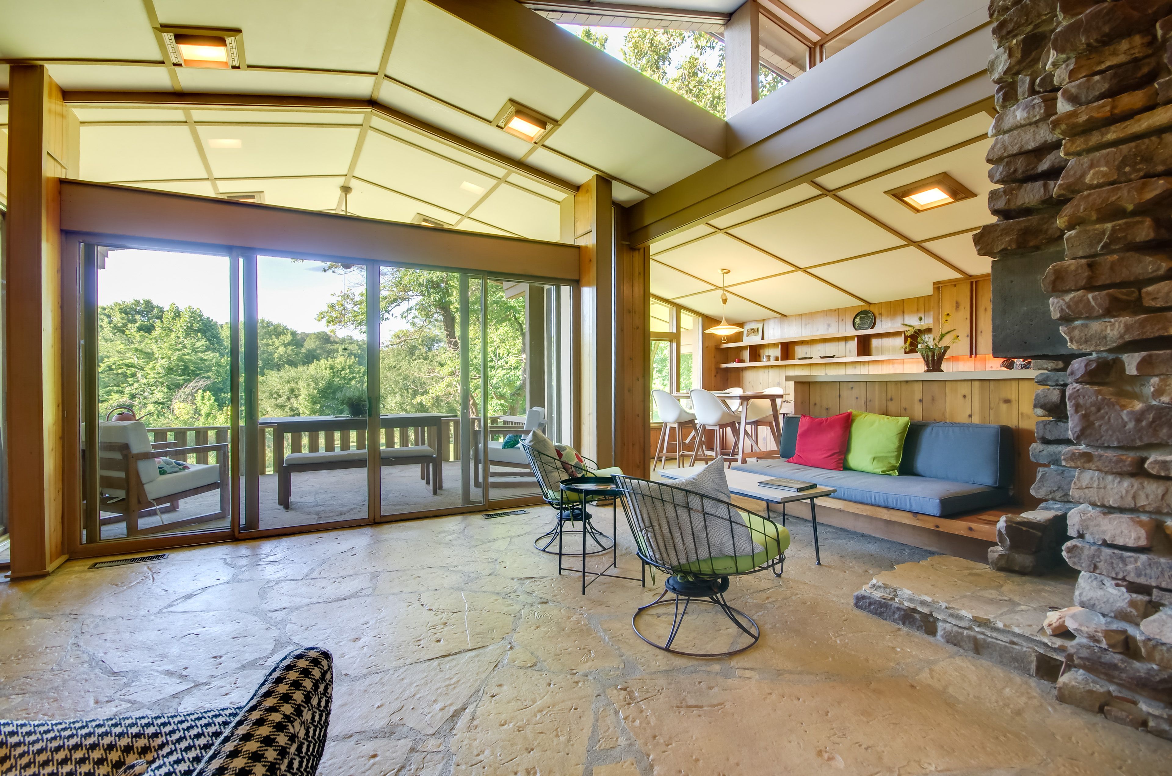 Living Room | Free WiFi | A/C & Heating