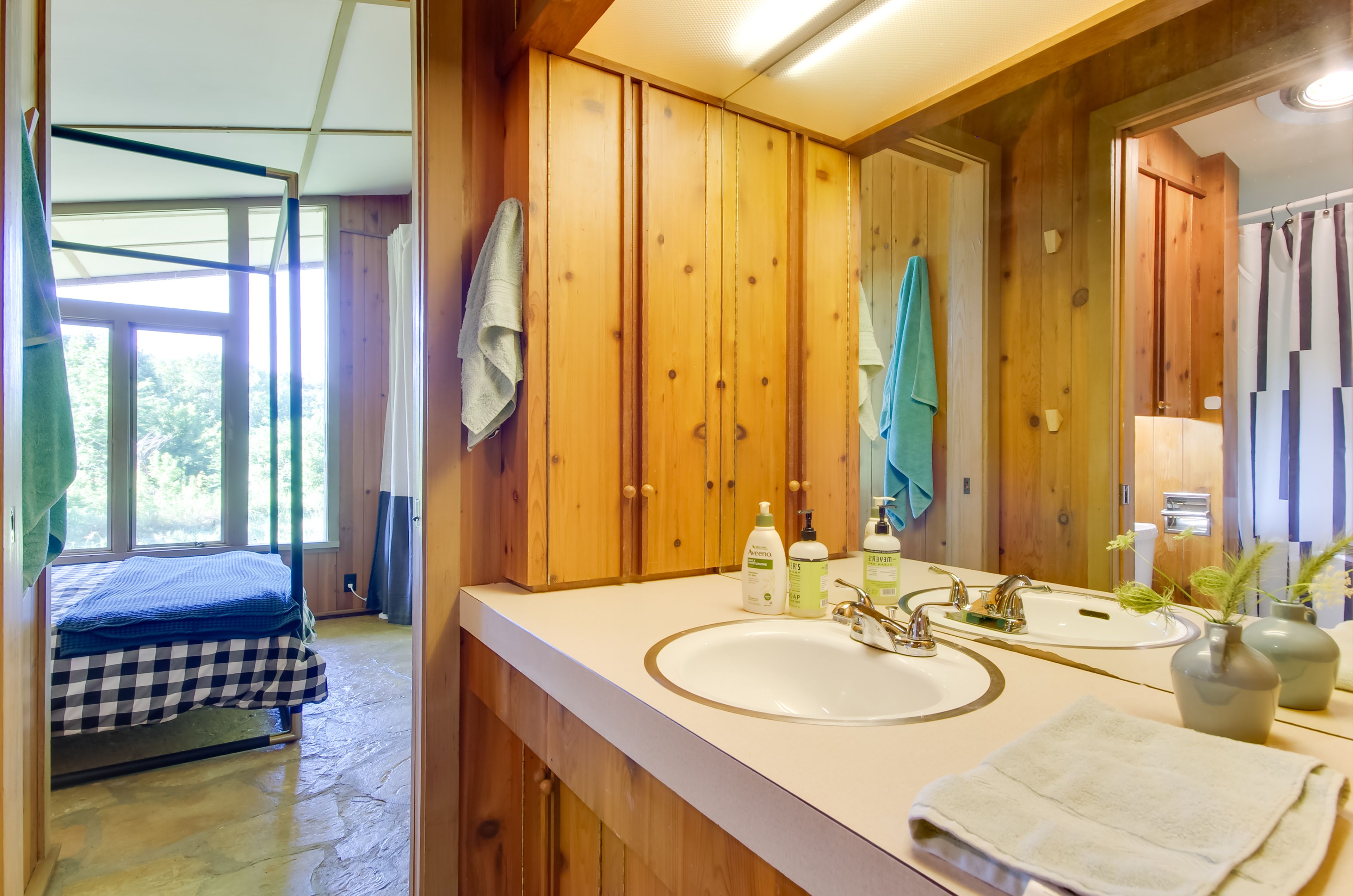 Jack-N-Jill Bathroom | Towels Provided