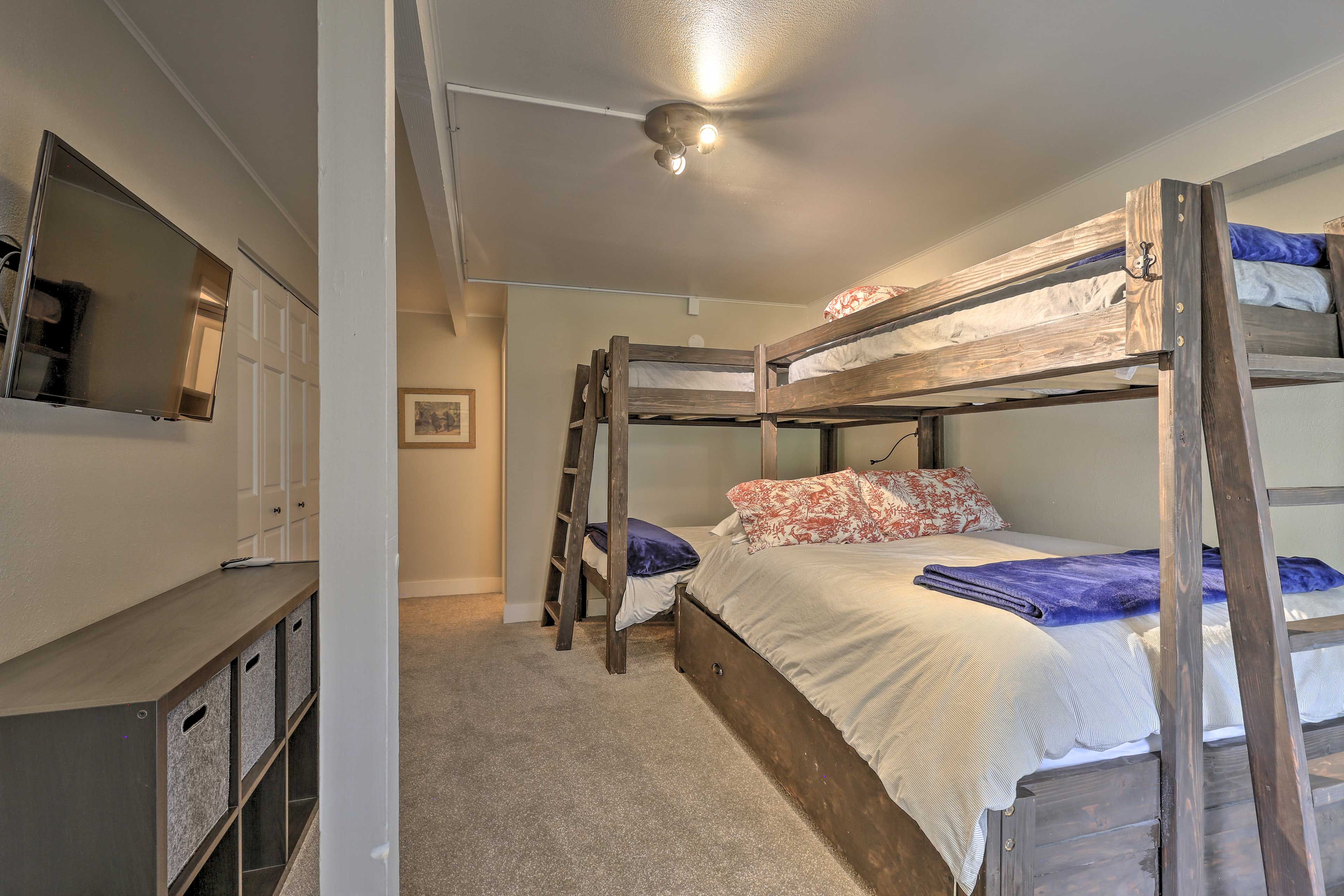 Bedroom 2 | Twin/Queen Bunk Bed, Twin Bunk Bed