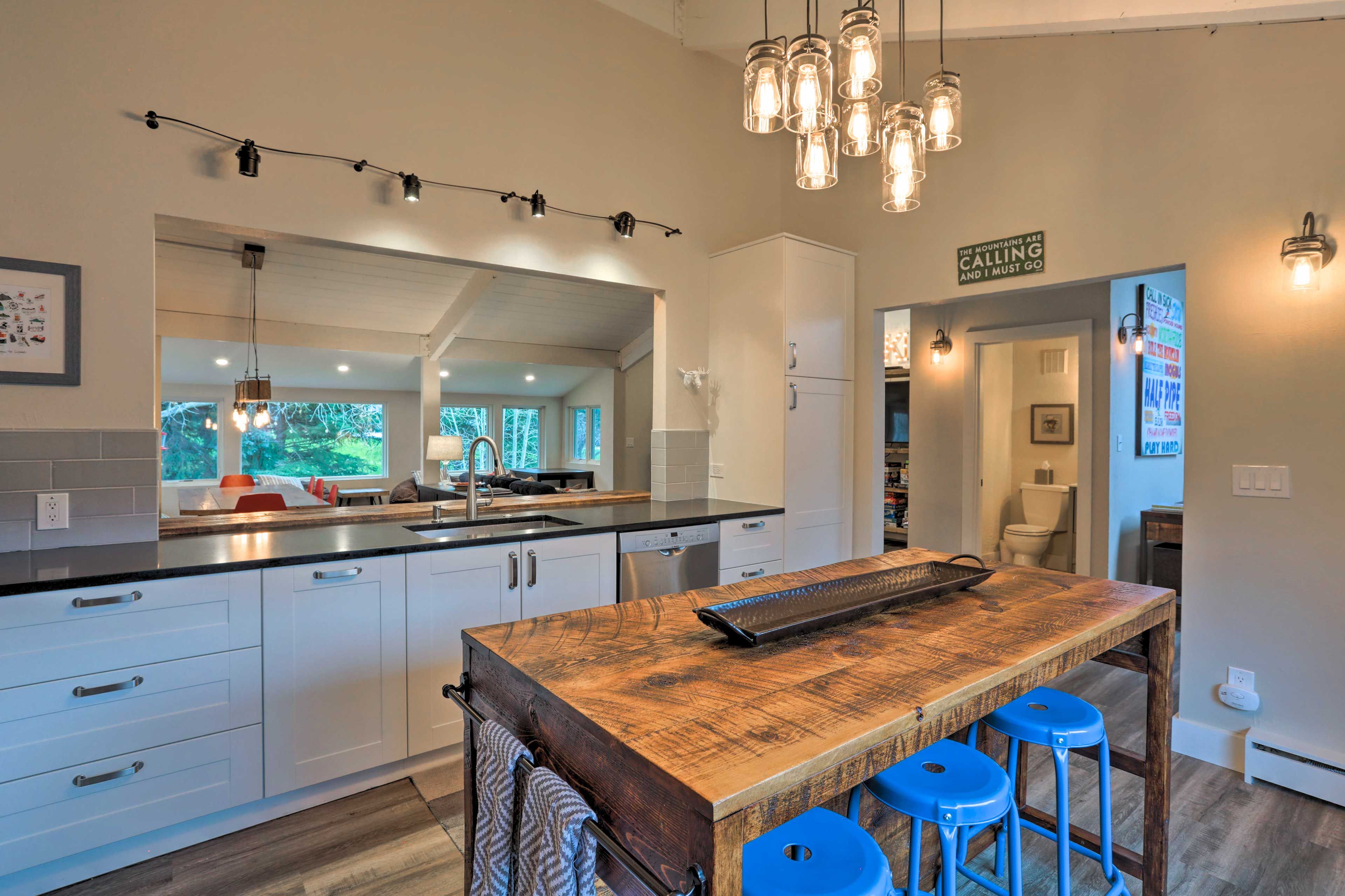 Kitchen | Island w/ Bar Seating