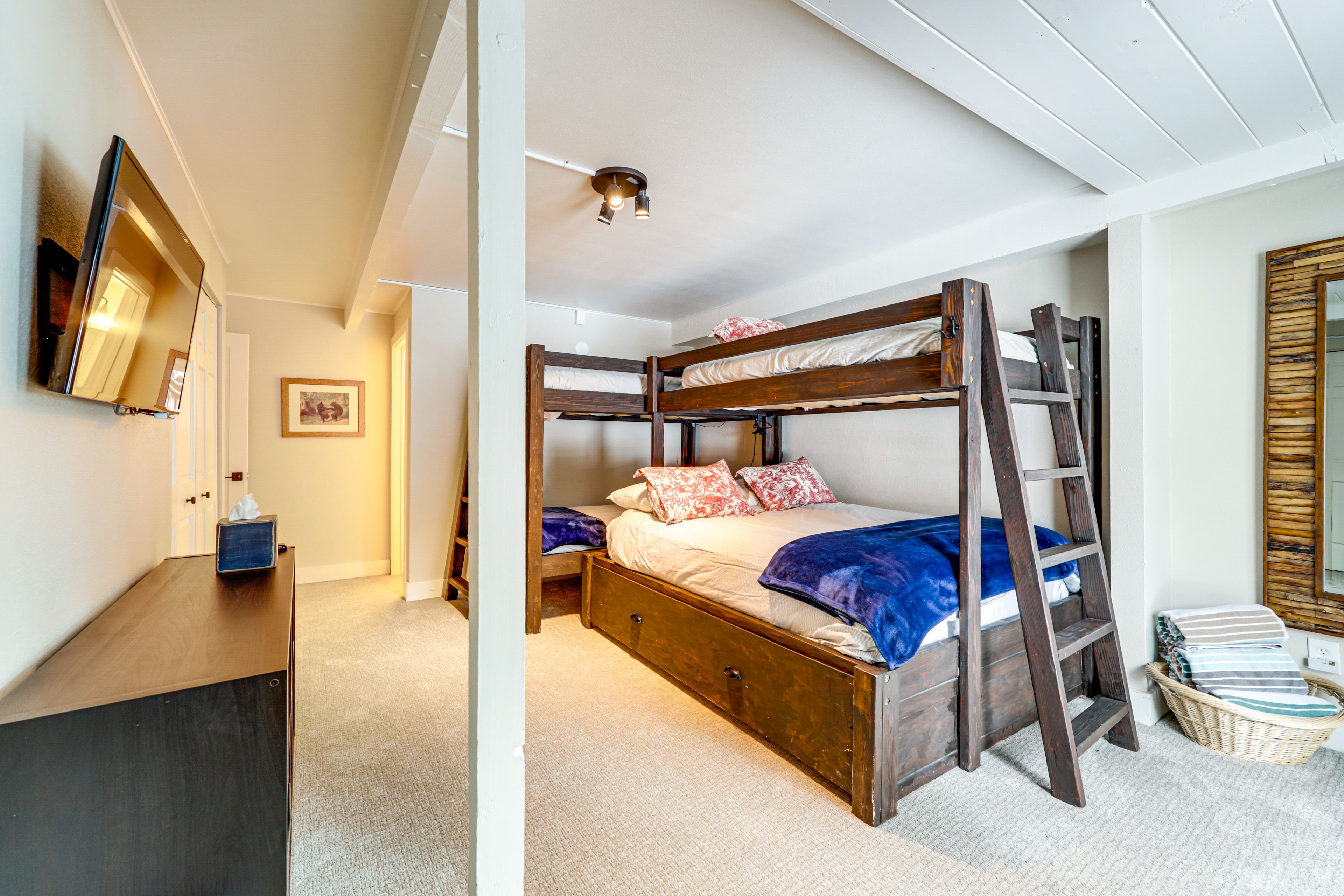 Bedroom 2 | Twin/Queen Bunk Bed, Twin Bunk Bed