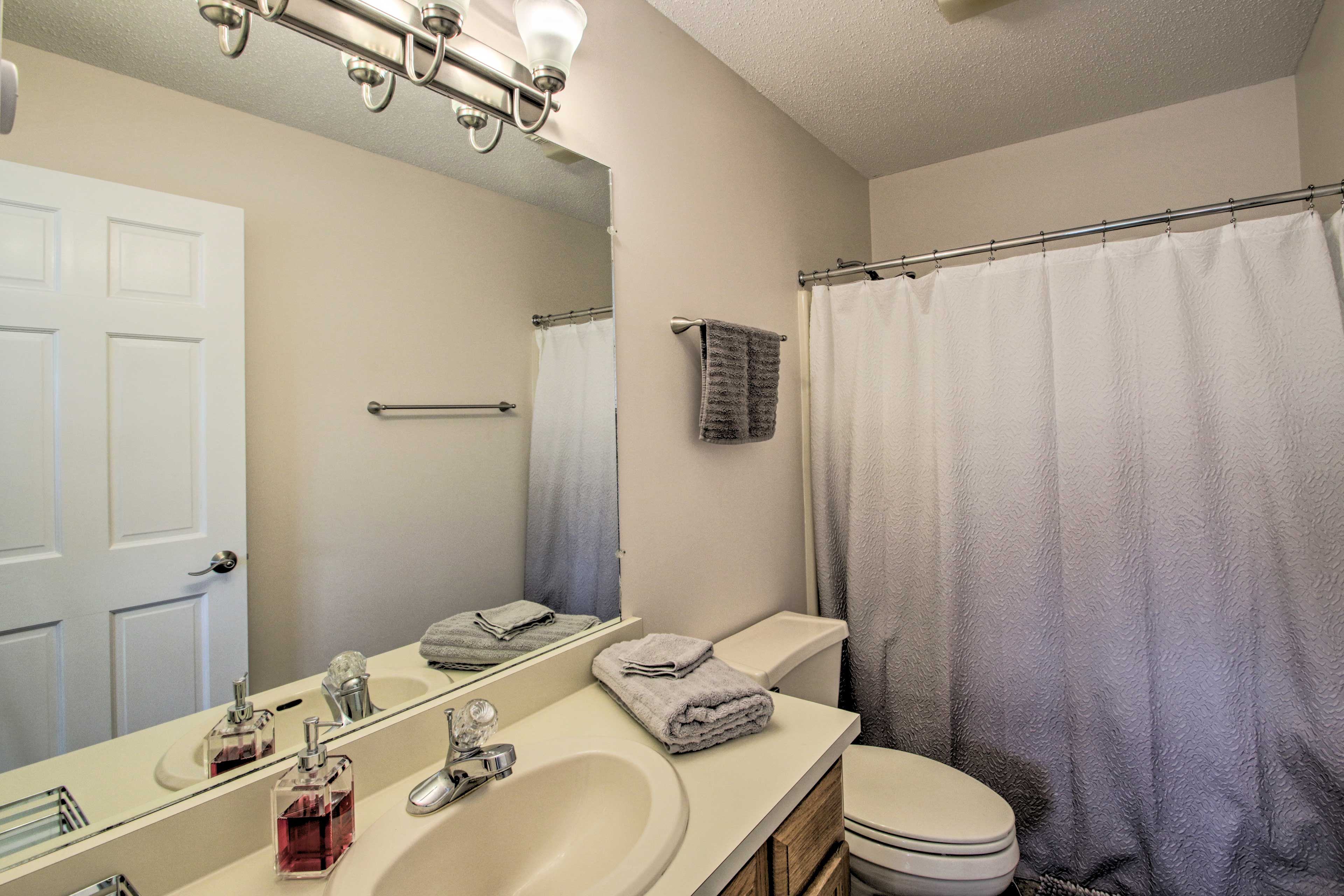 Full Bathroom | Towels Provided