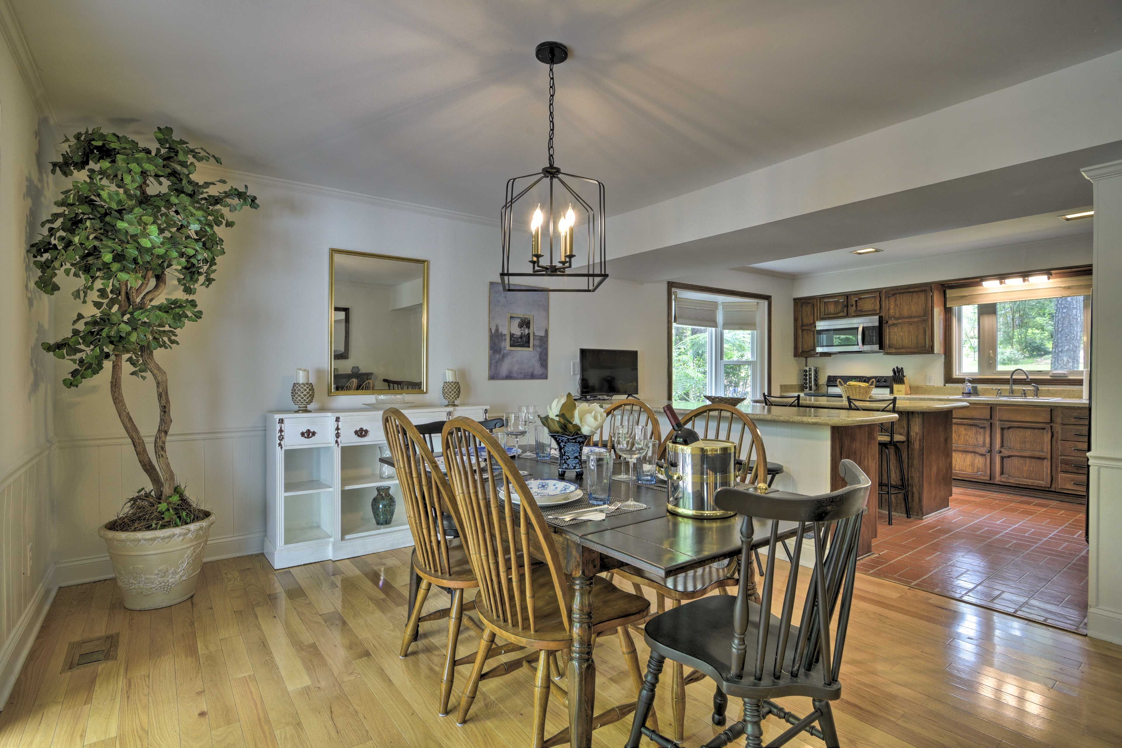 Modern style meets antique charm at the extended dining table.