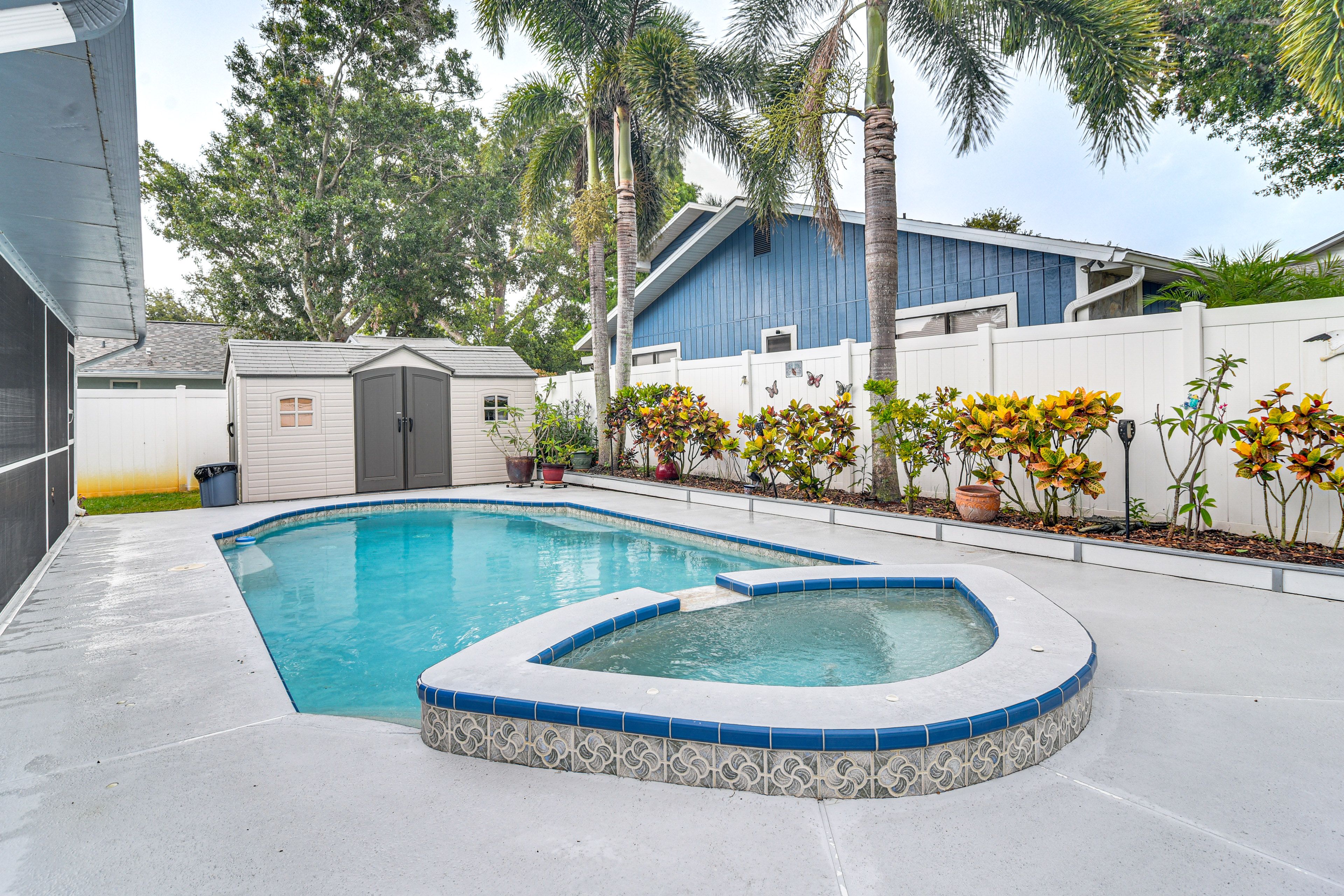 Outdoor Pool | Hot Tub