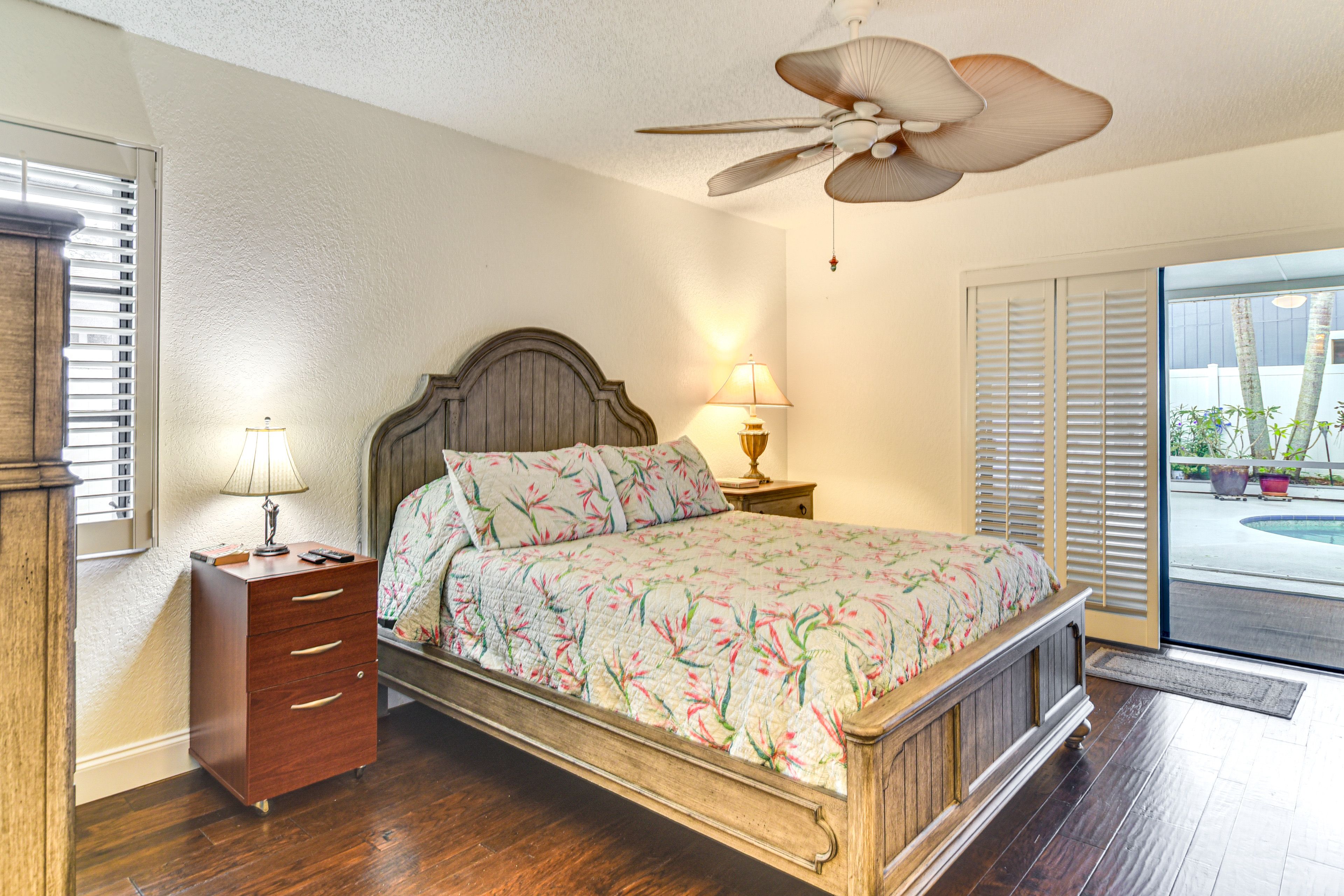 Bedroom 1 | Queen Bed | En-Suite Bathroom