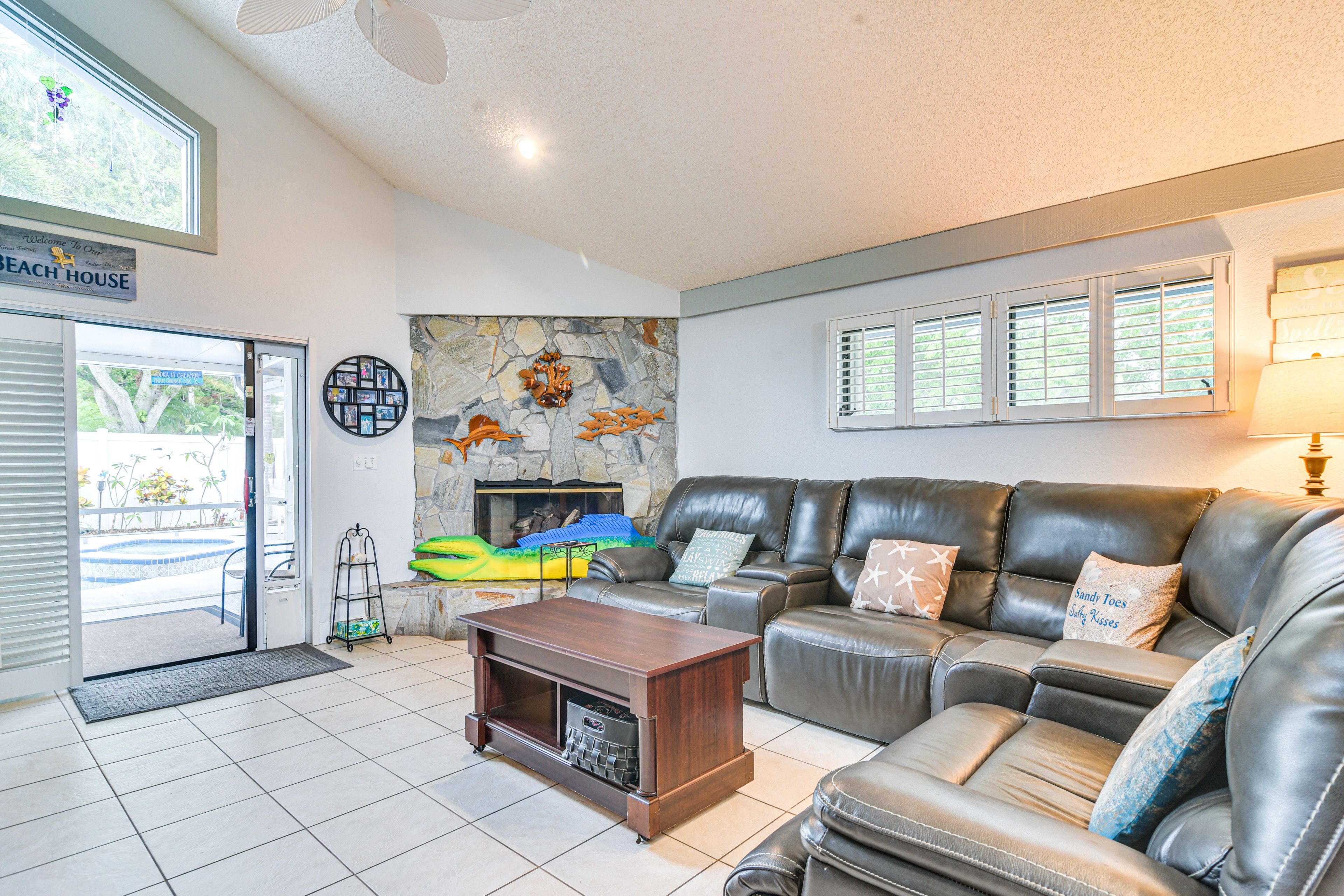 Living Room | Free WiFi | Smart TV | A/C