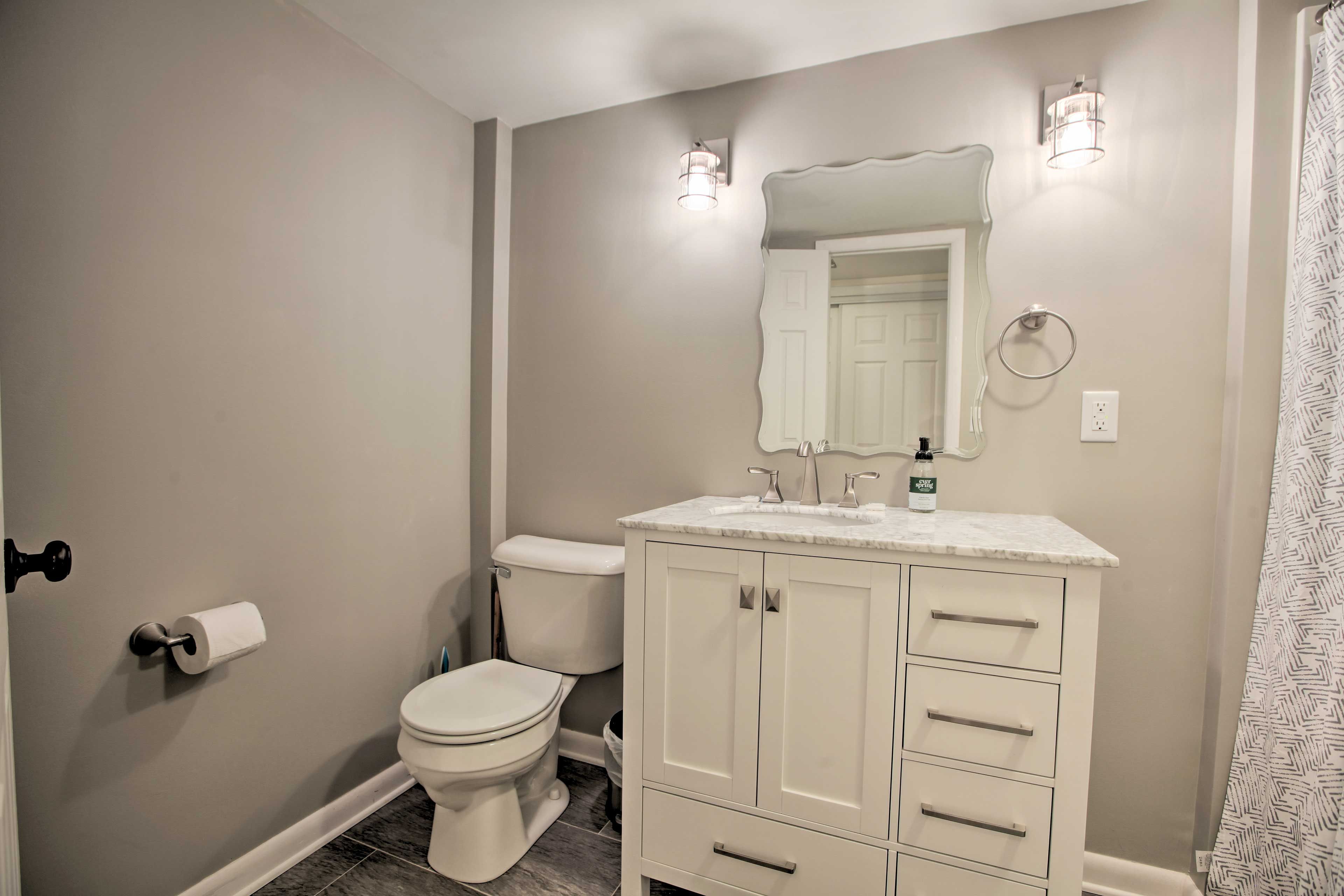 Full Bathroom | Towels + Linens