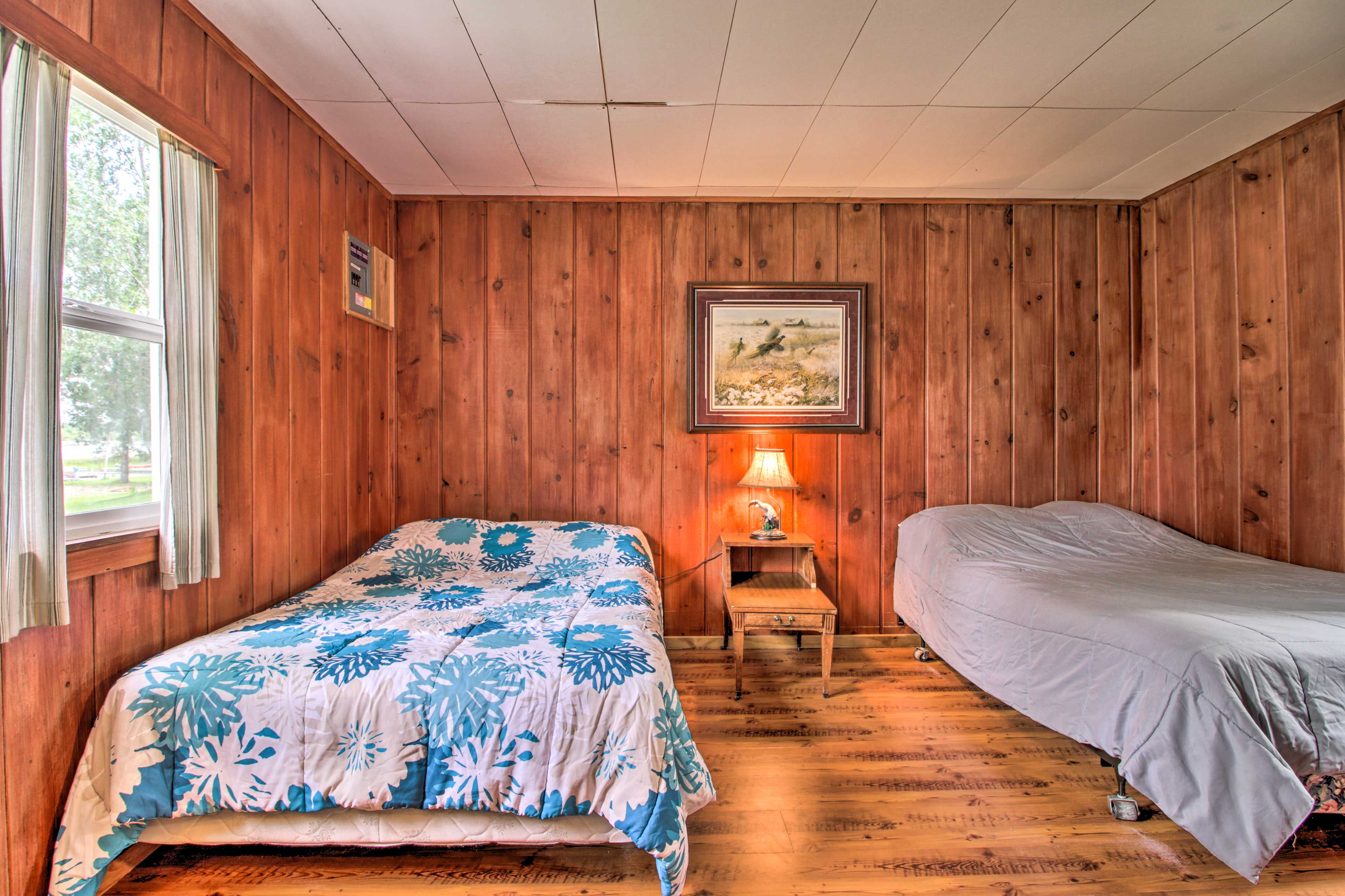 This bedroom offers 2 full beds.