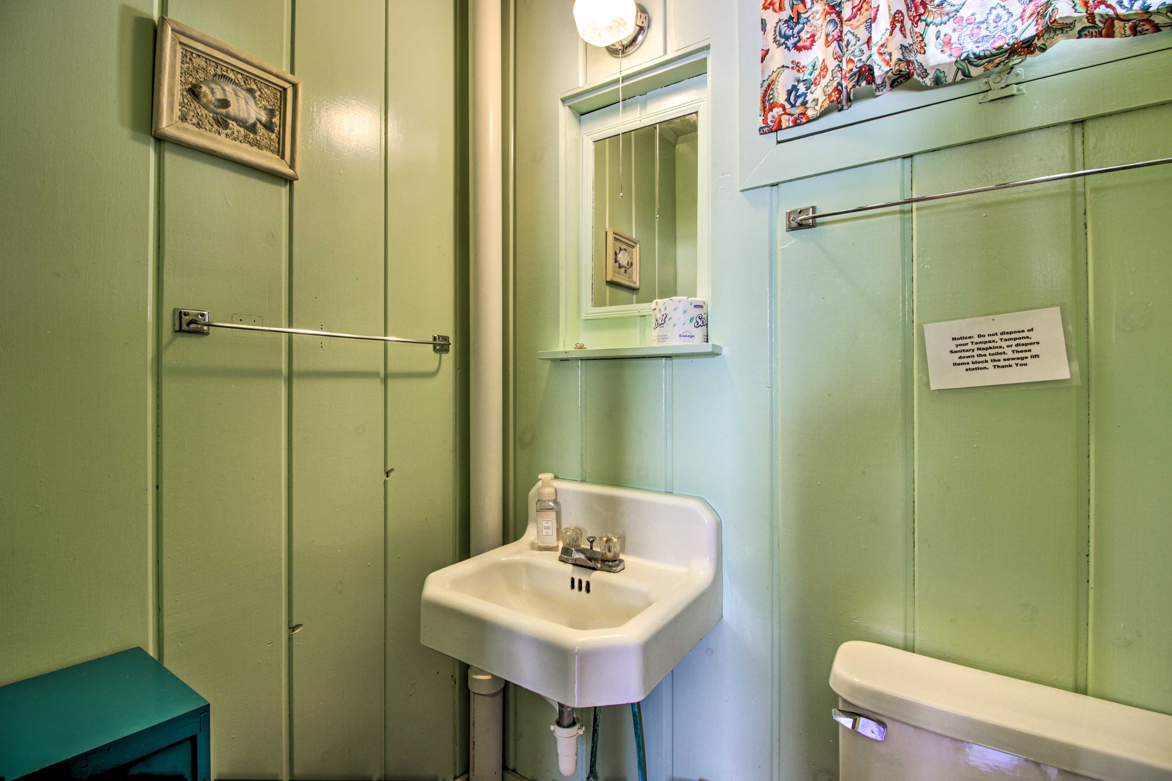 Full Bathroom | Towels Provided
