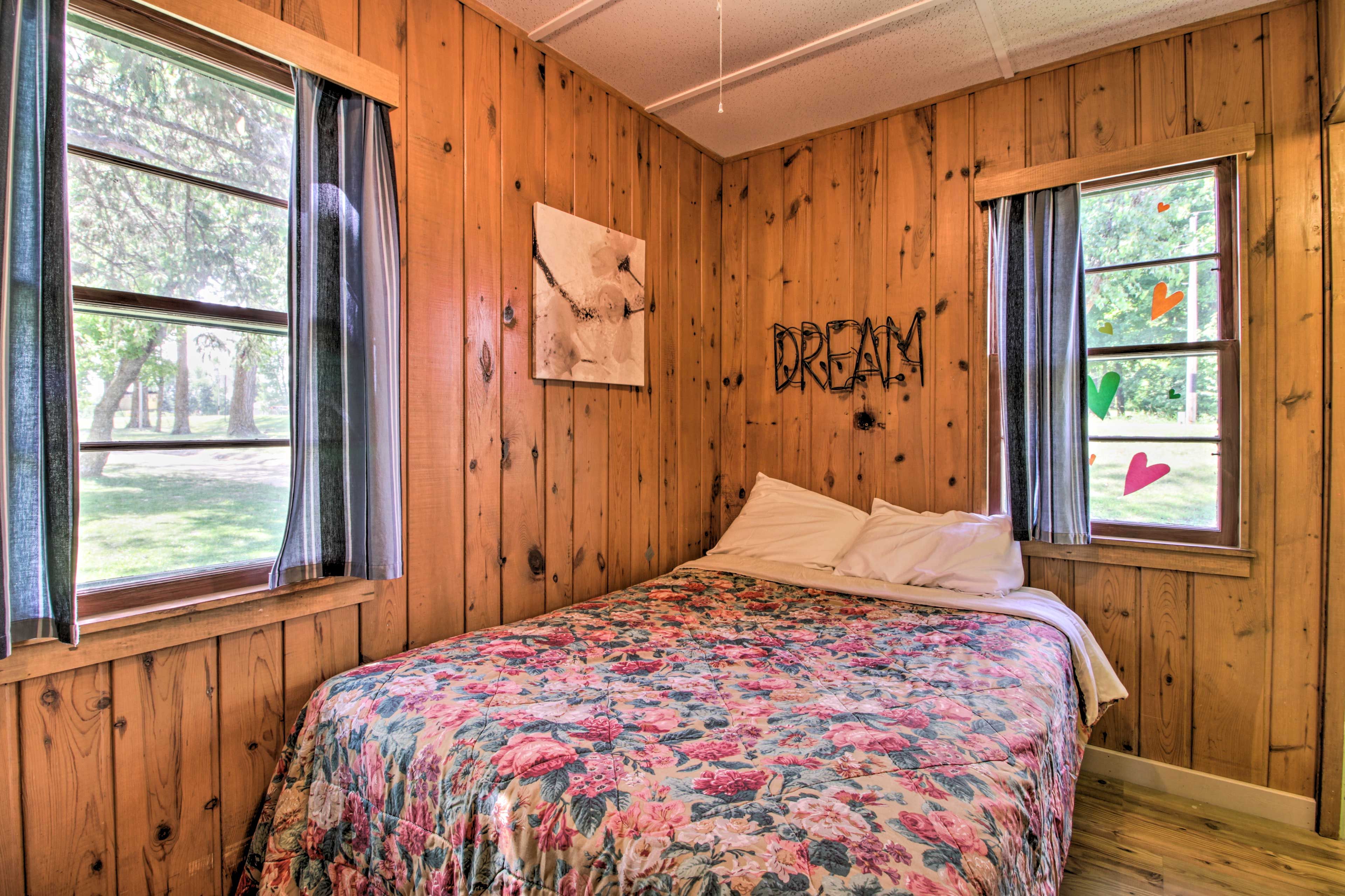 Bedroom | Full Bed | Linens Provided