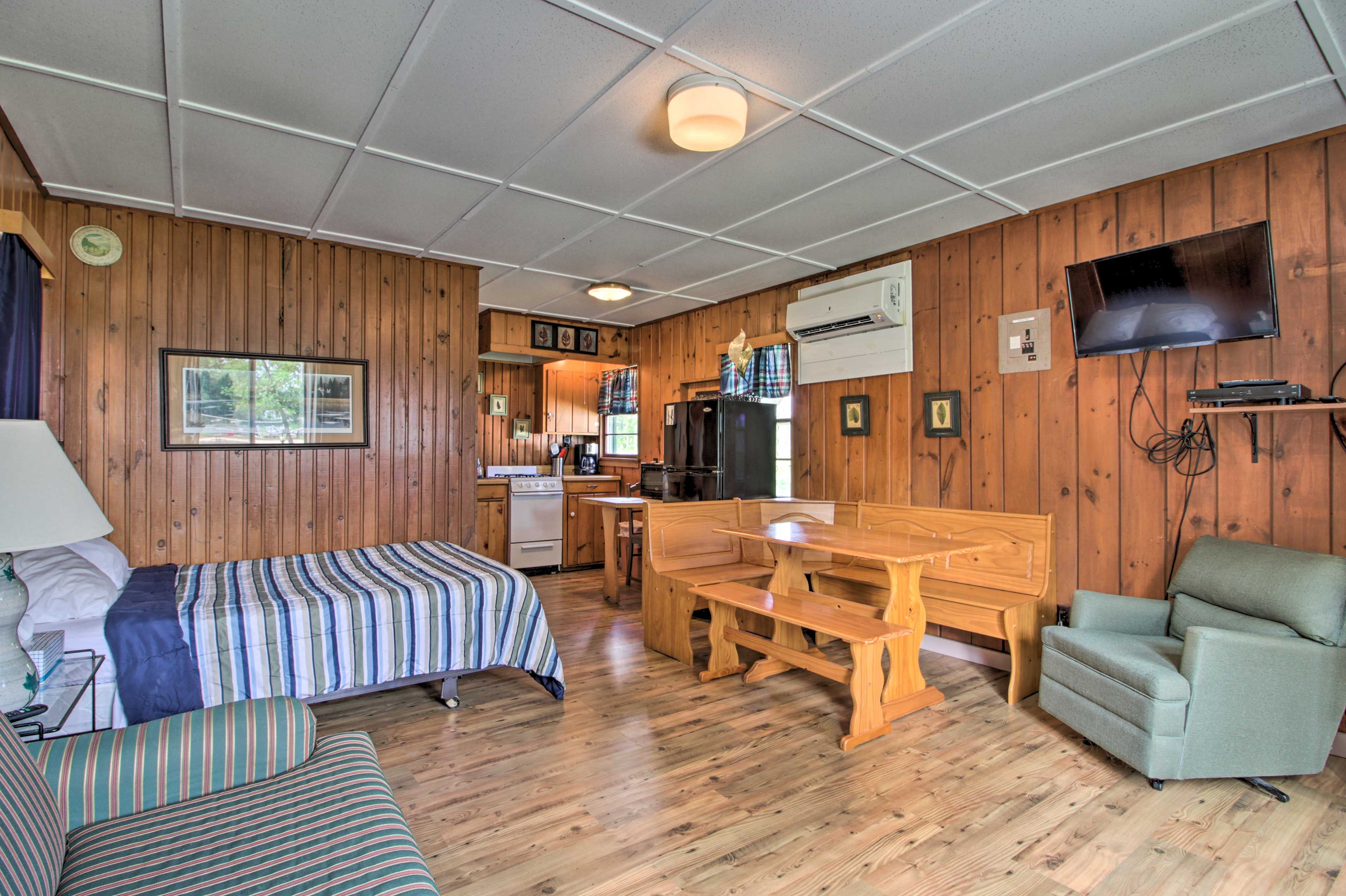 Living Room | Full Bed | Free WiFi | Smart TV