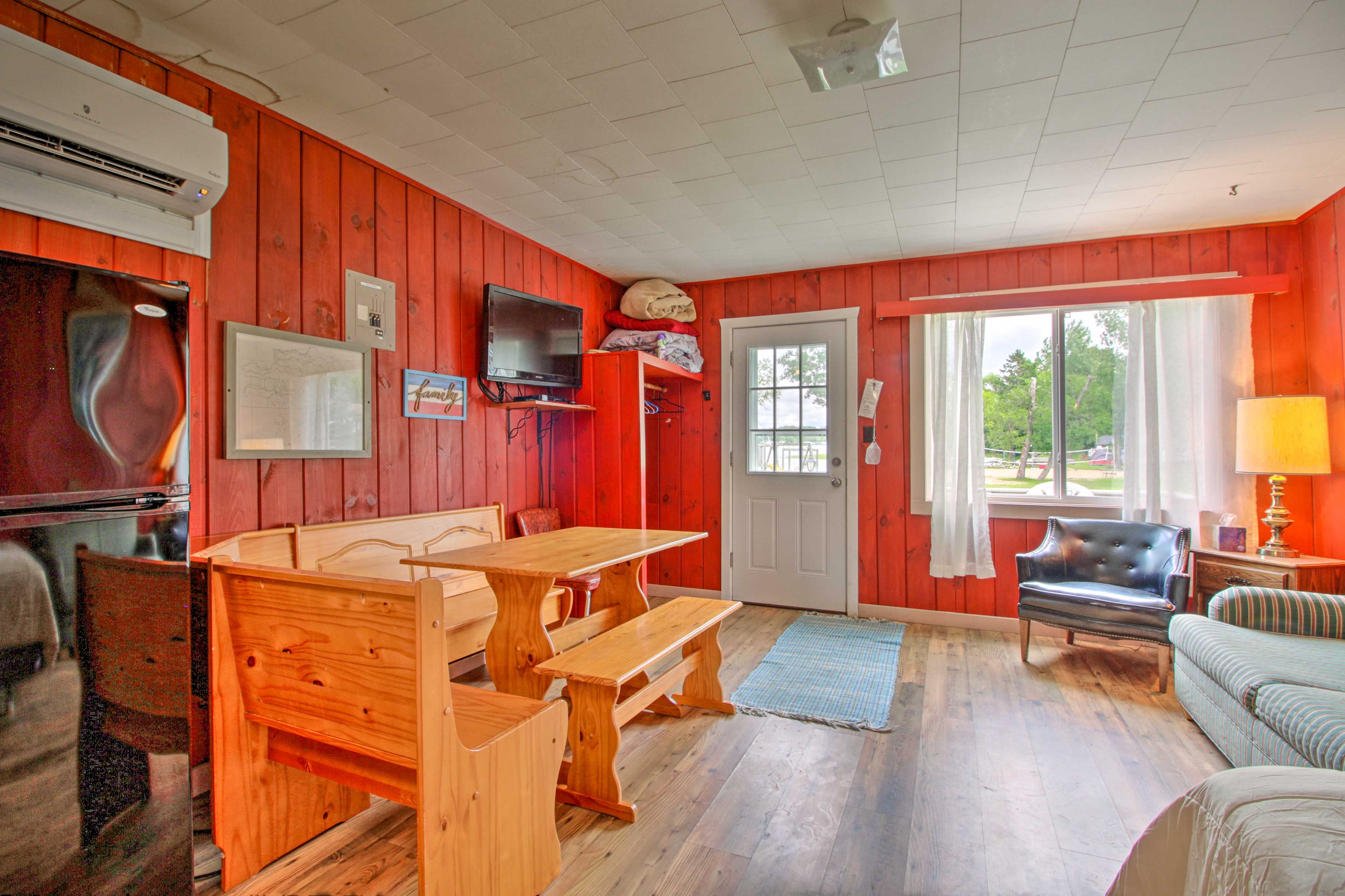 Living Room | Full Bed | Dining Table | Free WiFi | Smart TV
