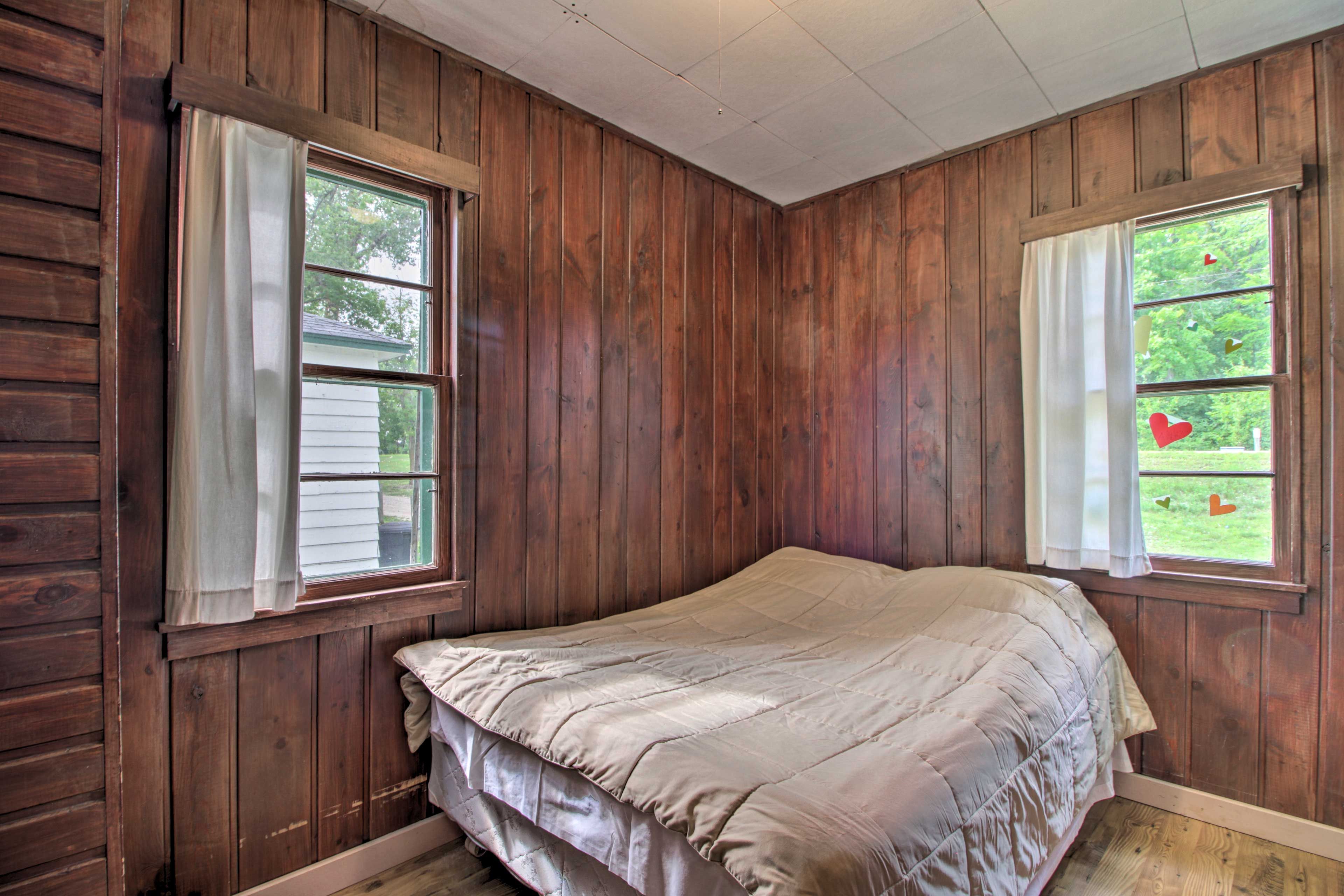 Bedroom | Full Bed | Linens Provided