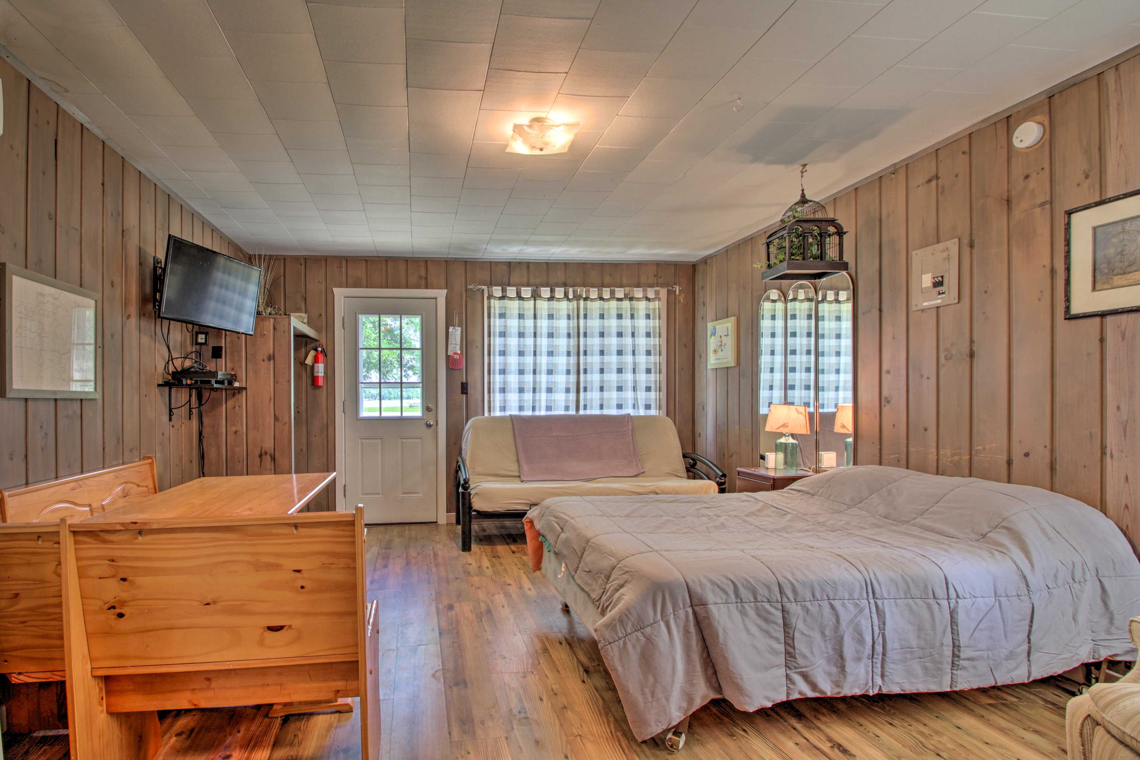 Living Room | Free WiFi | Smart TV | Futon | Full Bed