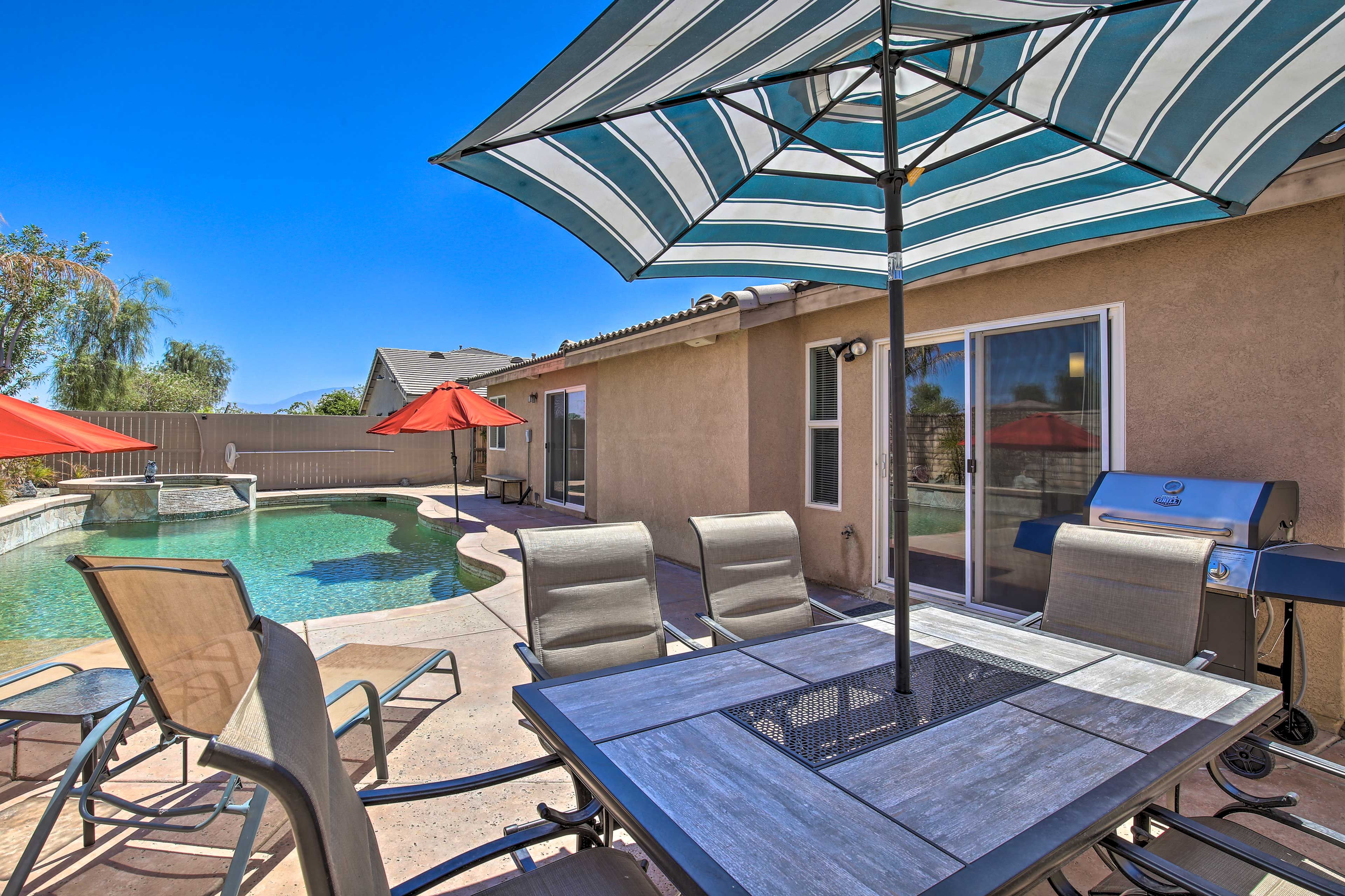 Private Backyard | Outdoor Dining Area