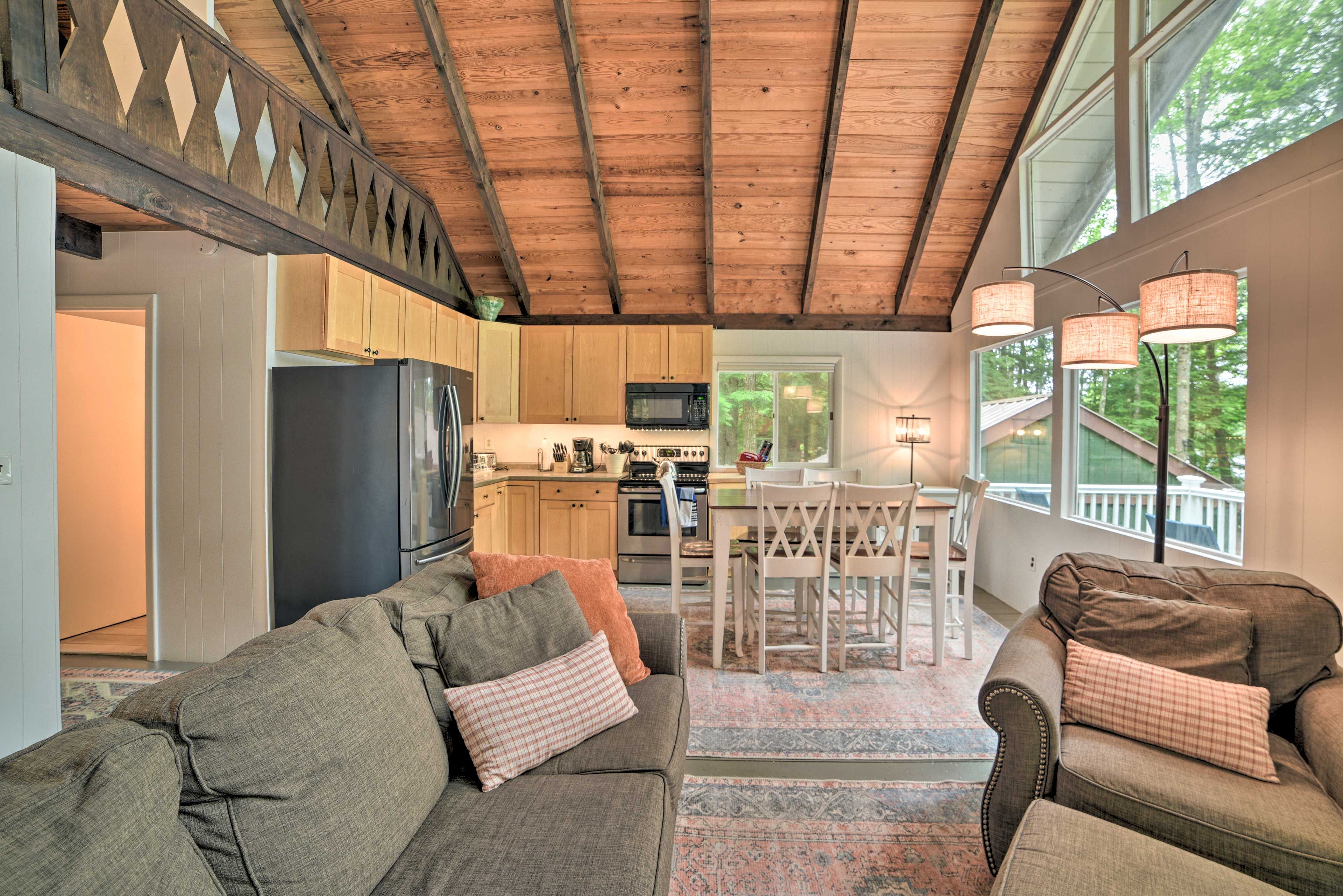 Main Living Space | Dining Table | Cable TV