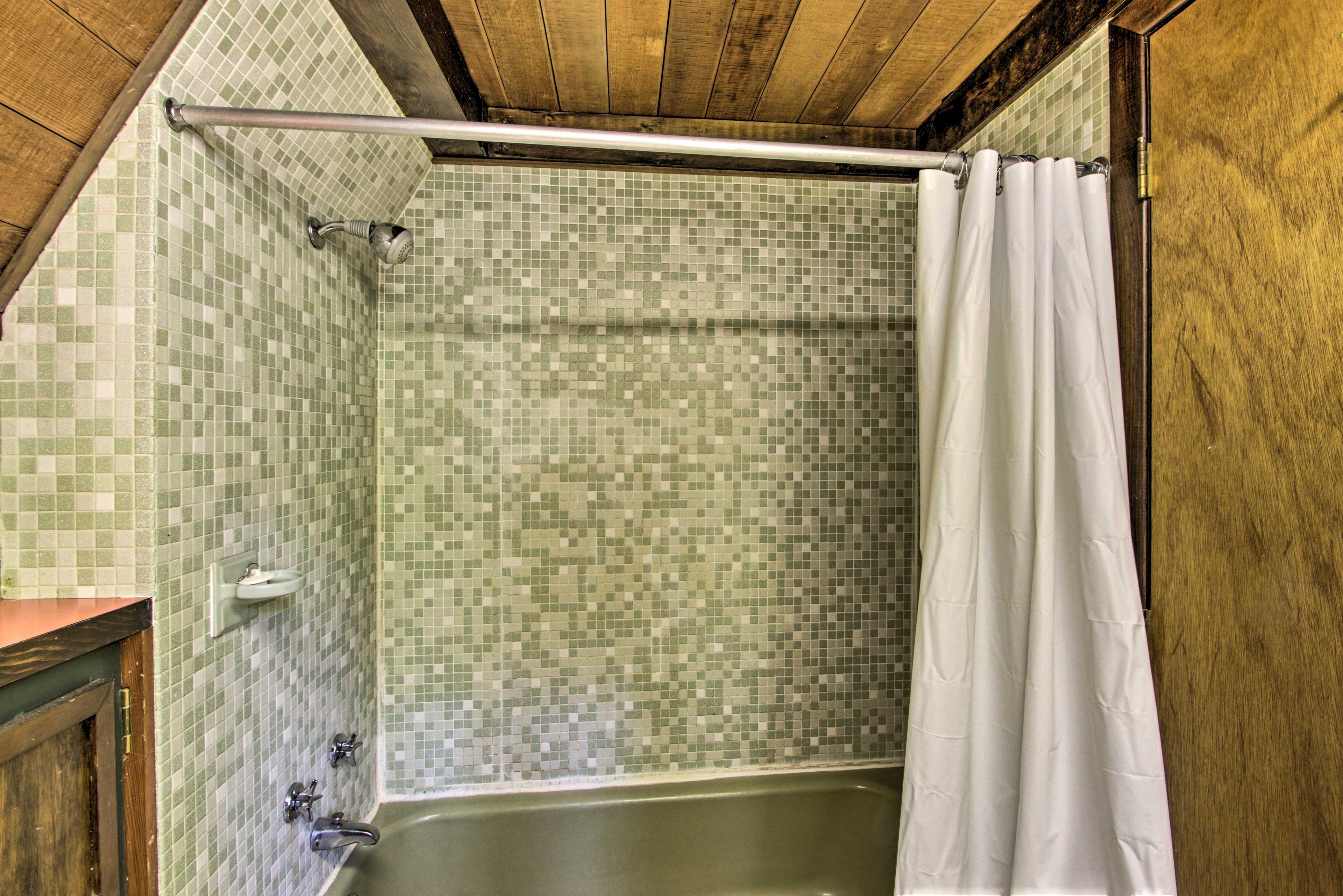 Rinse off the lake in the shower/tub combination.