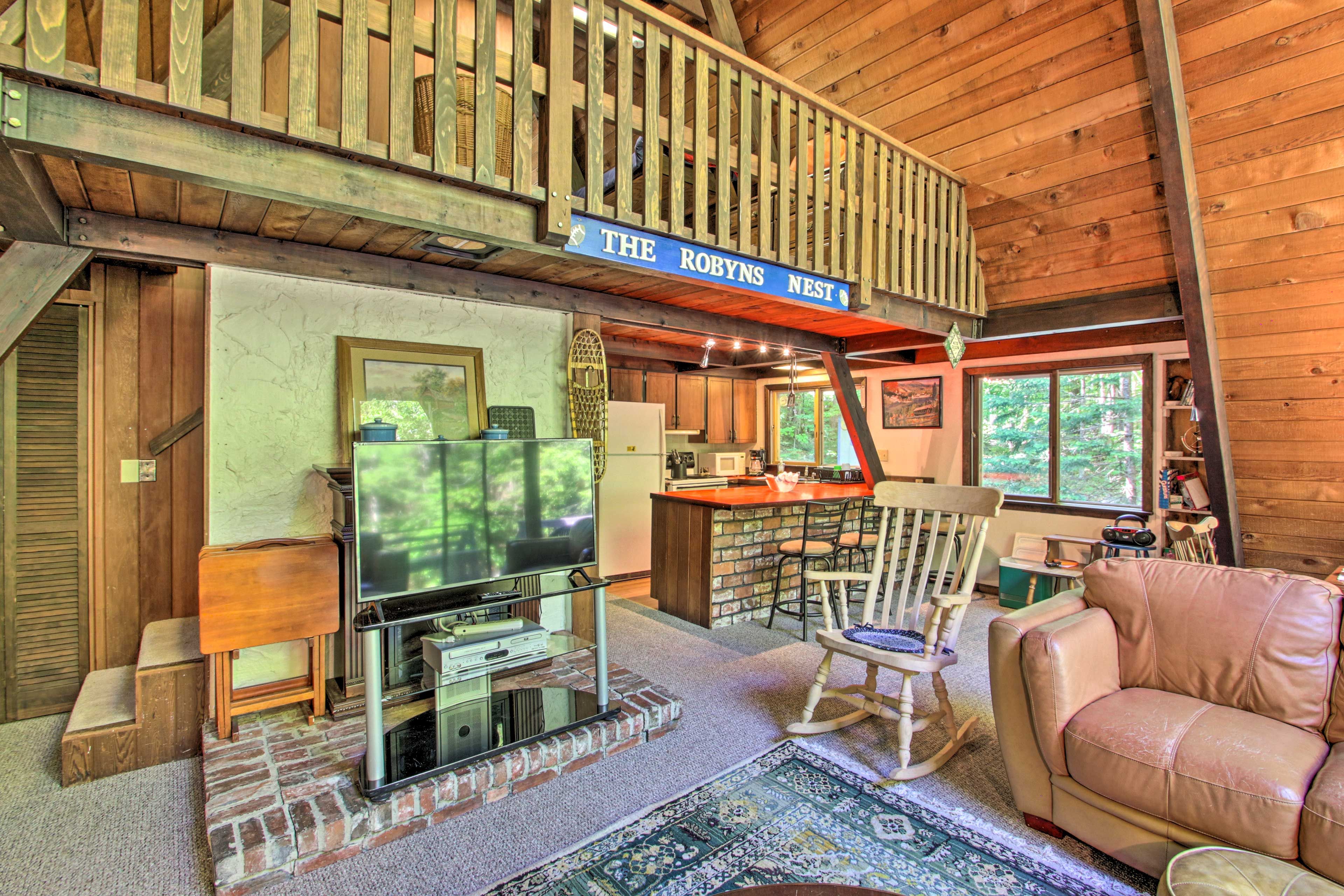 Enjoy quiet evenings in watching movies on the flat-screen Smart TV.