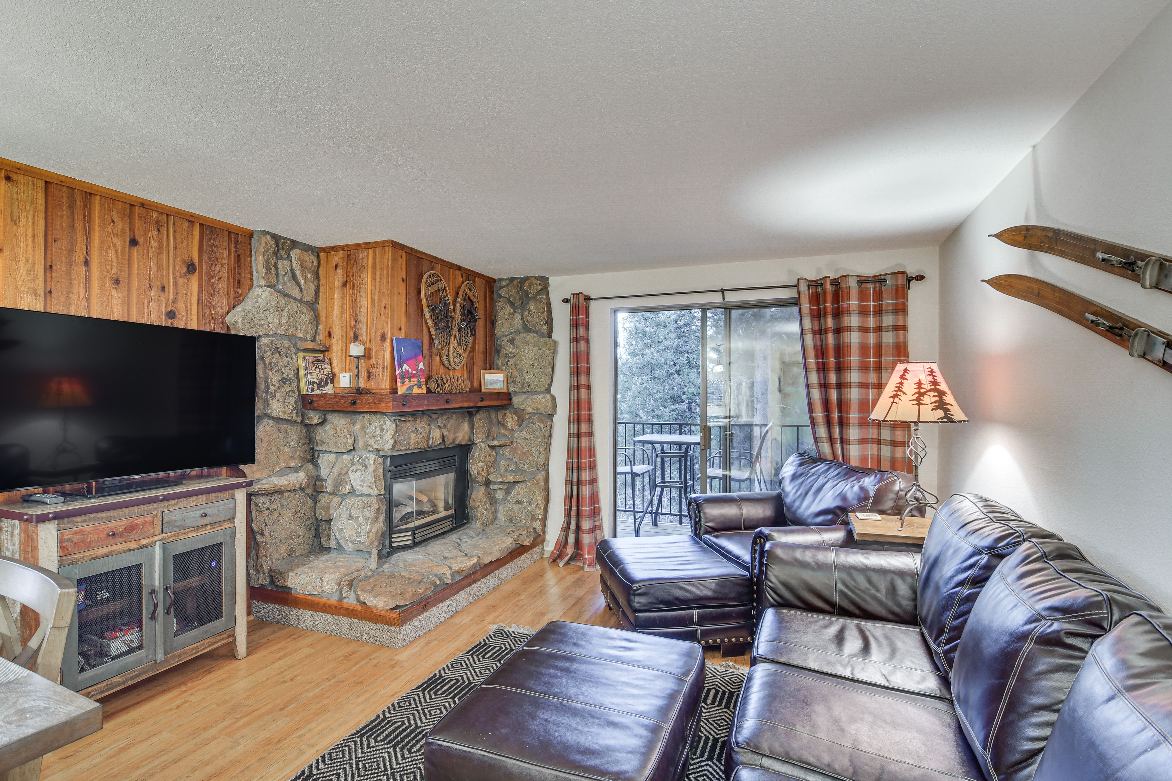 Living Room | Free WiFi | Smart TV | Gas Fireplace