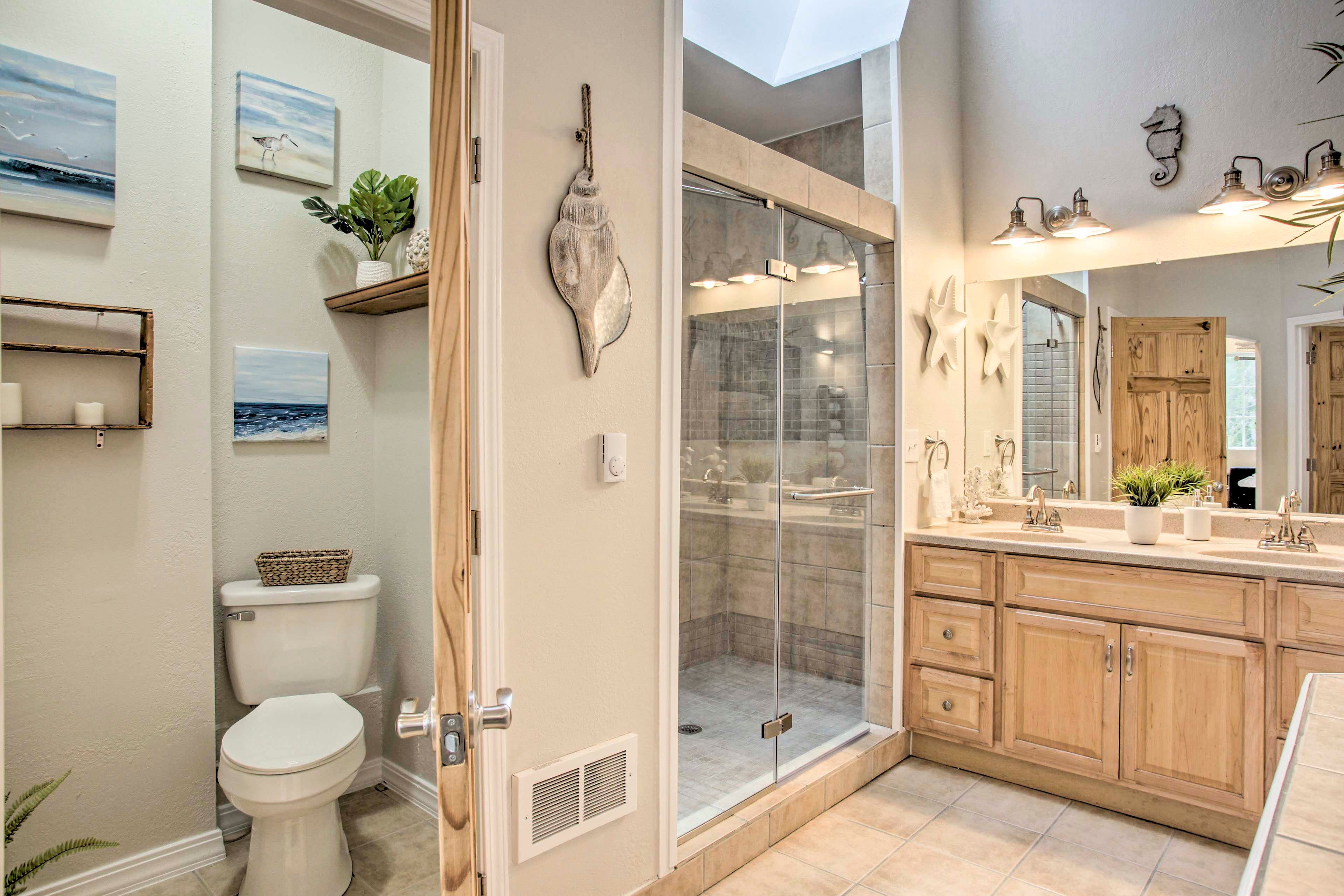Full Bathroom | Towels Provided | Complimentary Toiletries