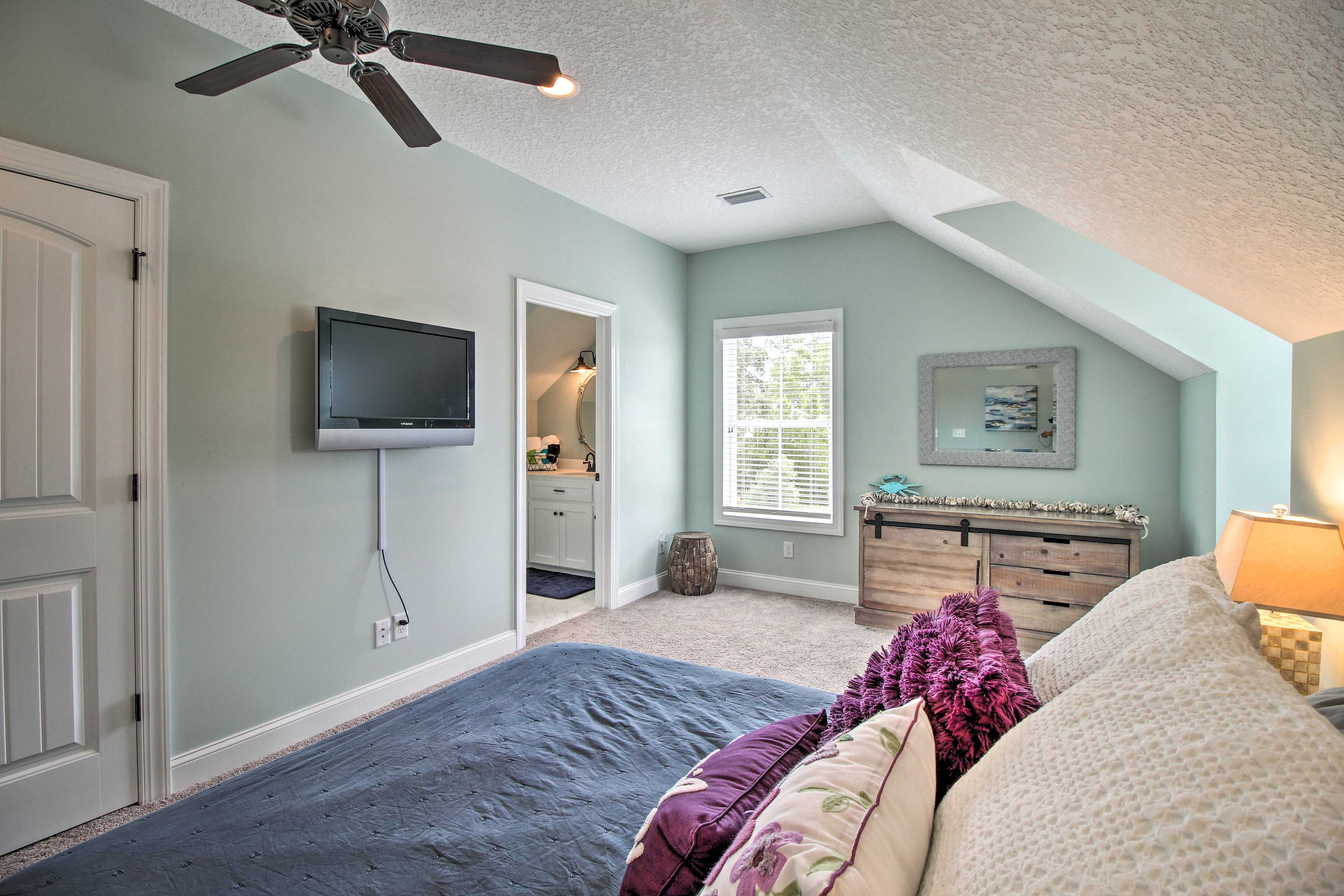 The queen bed welcomes 2 guests to sleep peacefully.