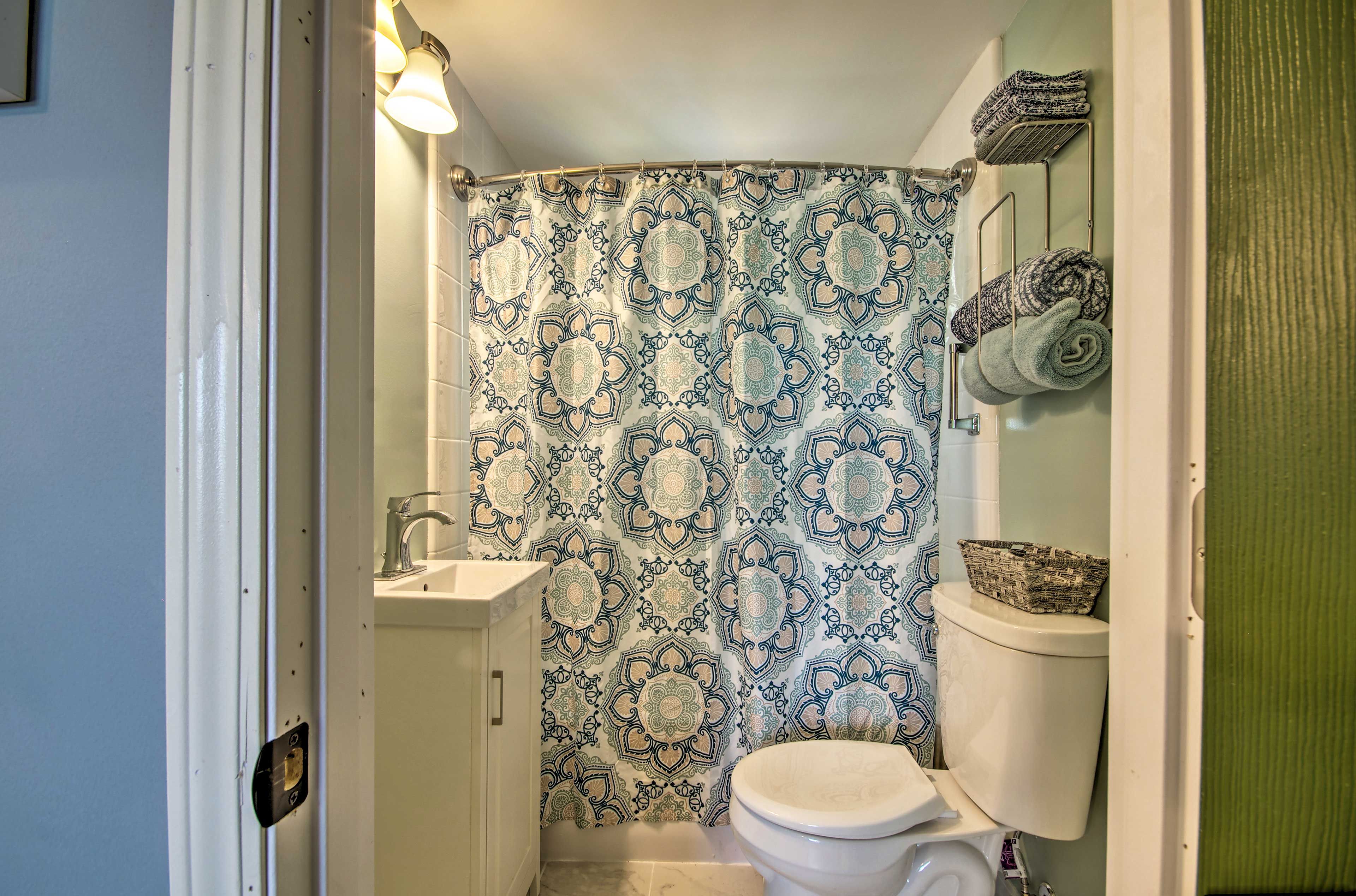Full Bathroom | Towels Provided | Shower/Tub Combo | Complimentary Toiletries