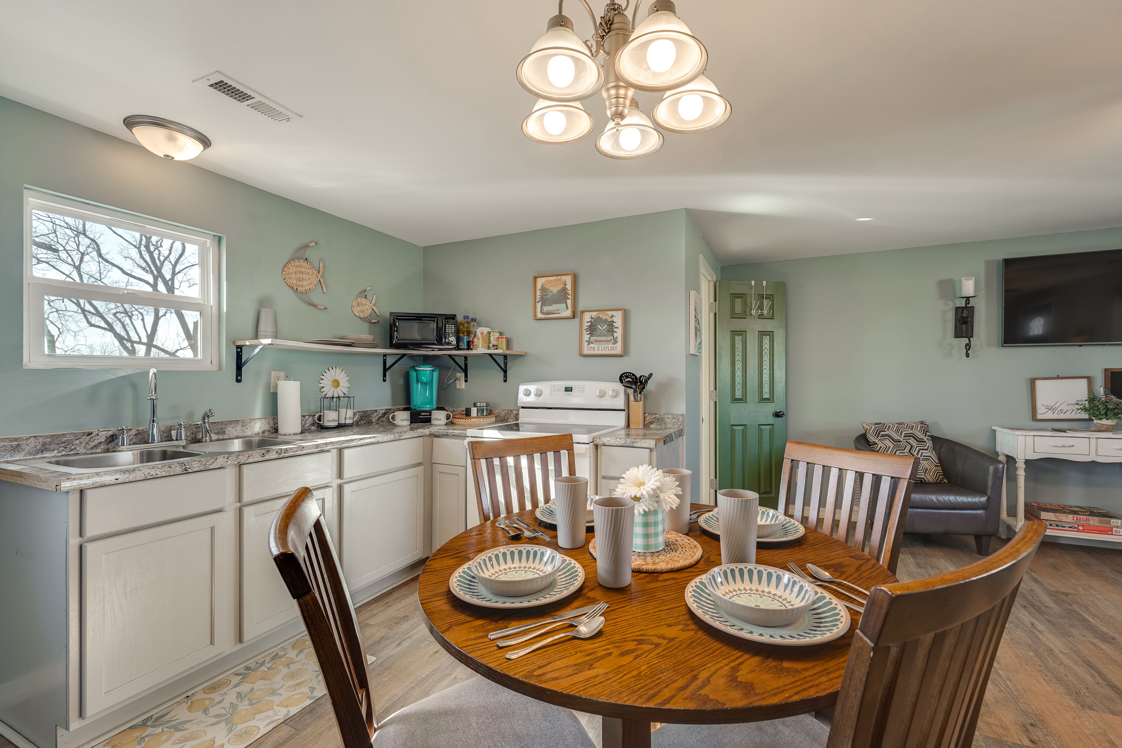 Dining Area | Dishware & Flatware