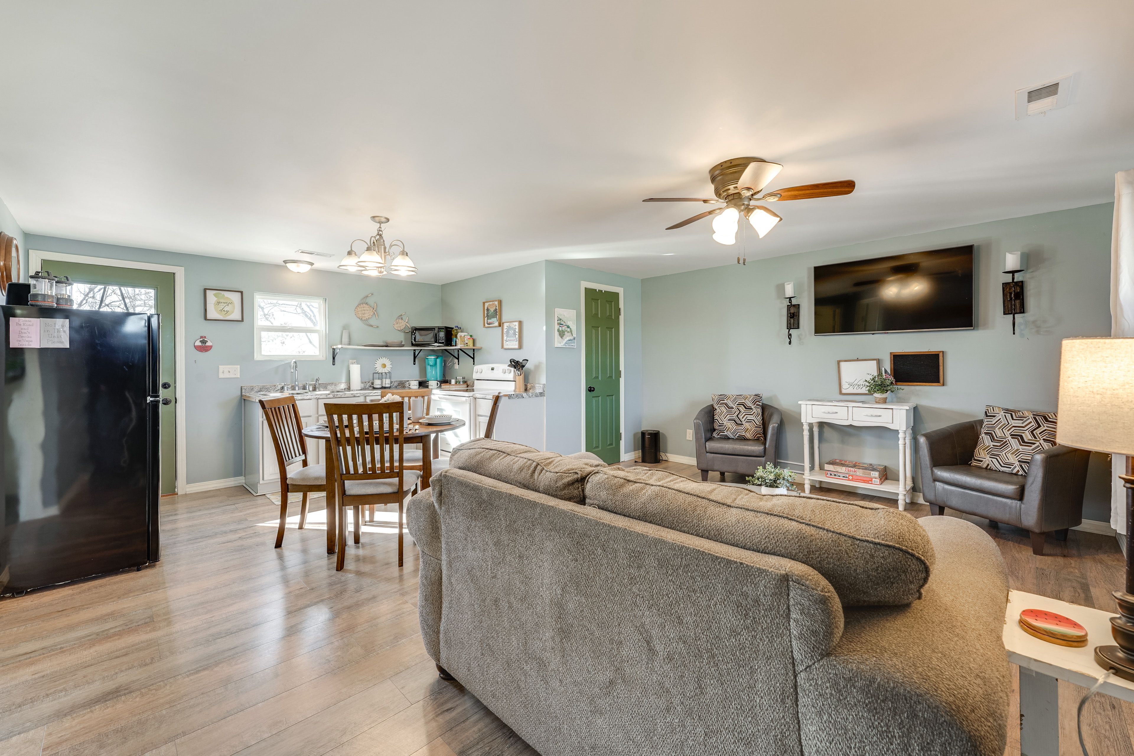 Interior | Smart TV | Full Kitchen