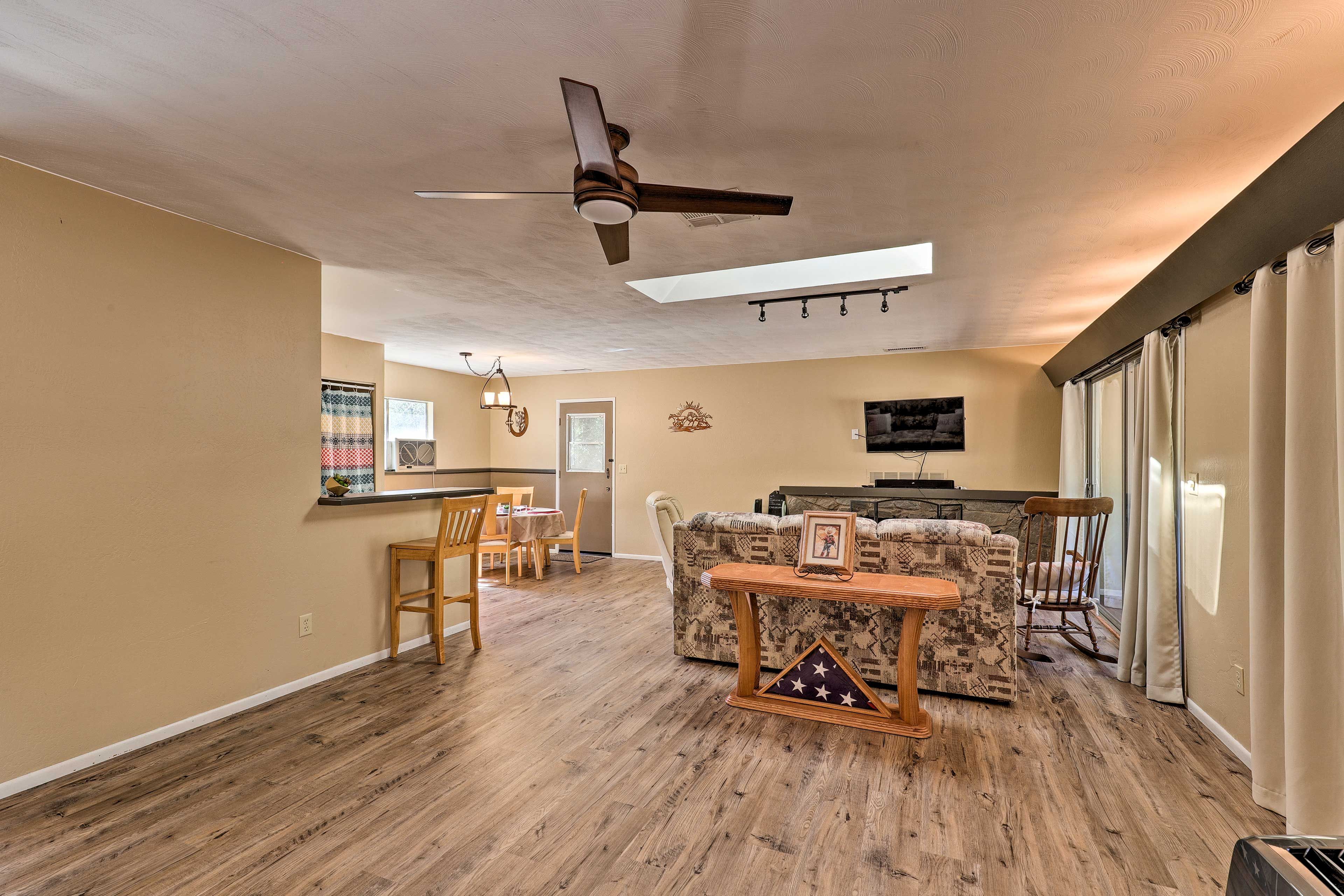 Living Room | 2 Sleeper Sofas | Smart TV | Step-Free Access