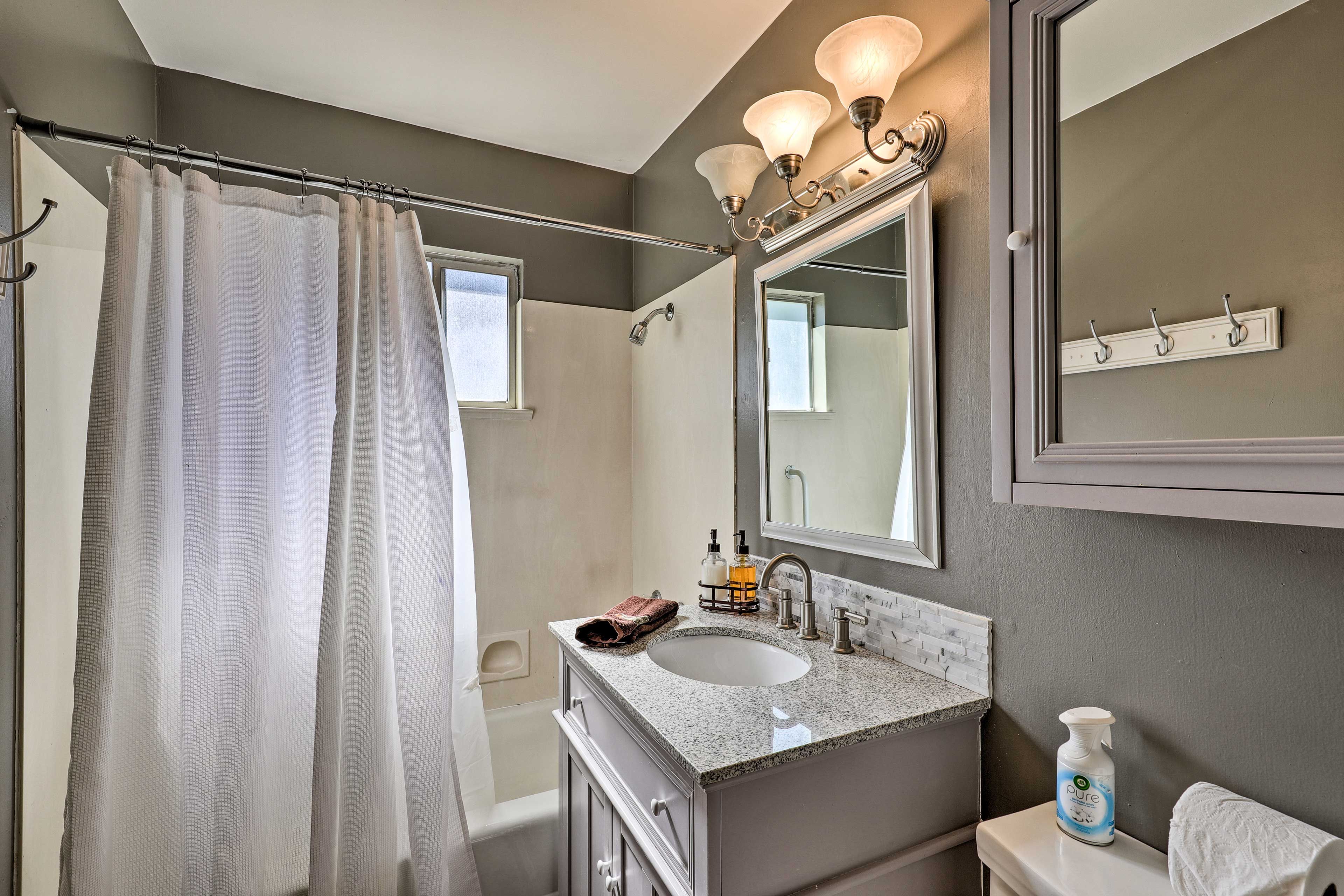 Full Bathroom | Complimentary Toiletries