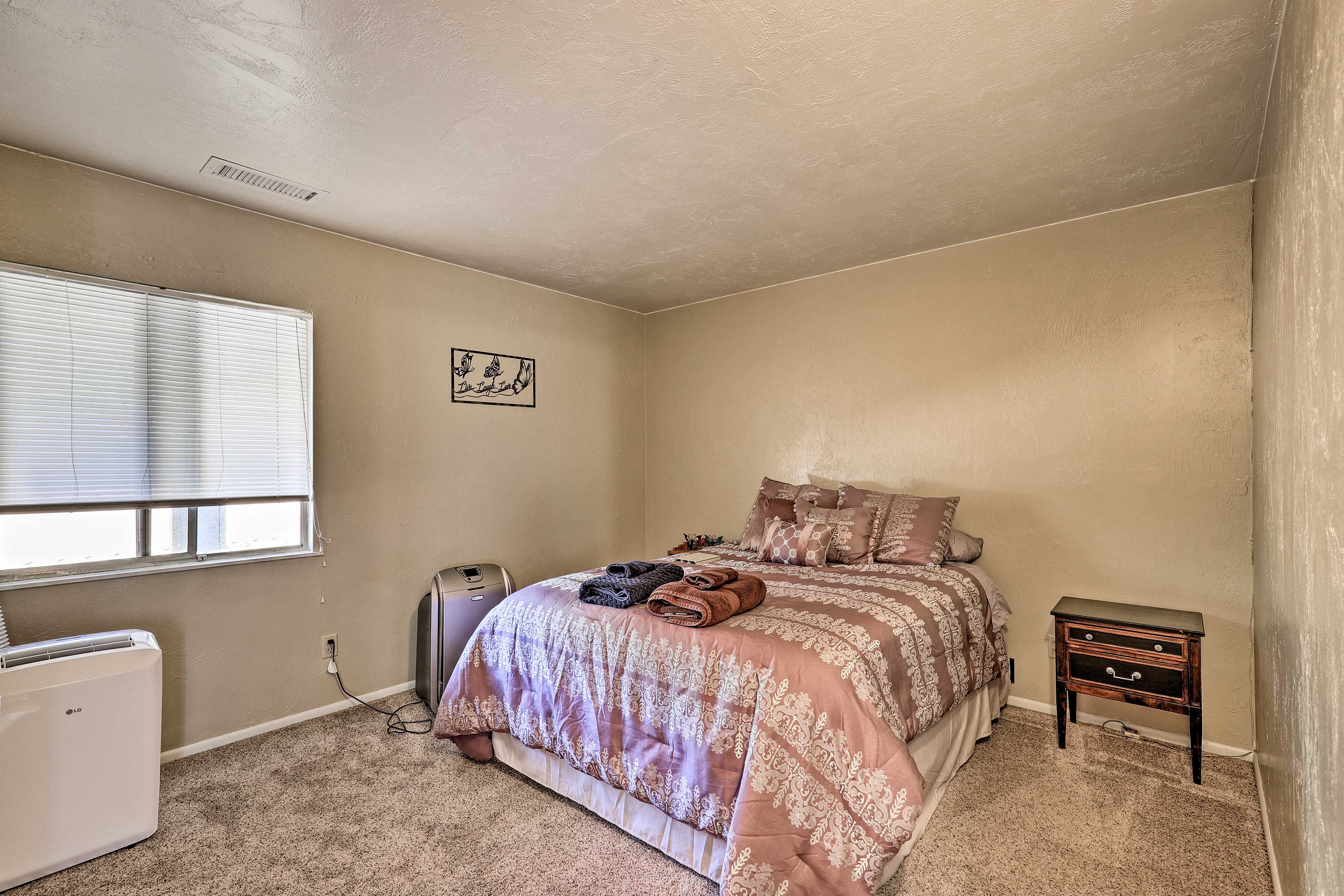 Bedroom 1 | Queen Bed