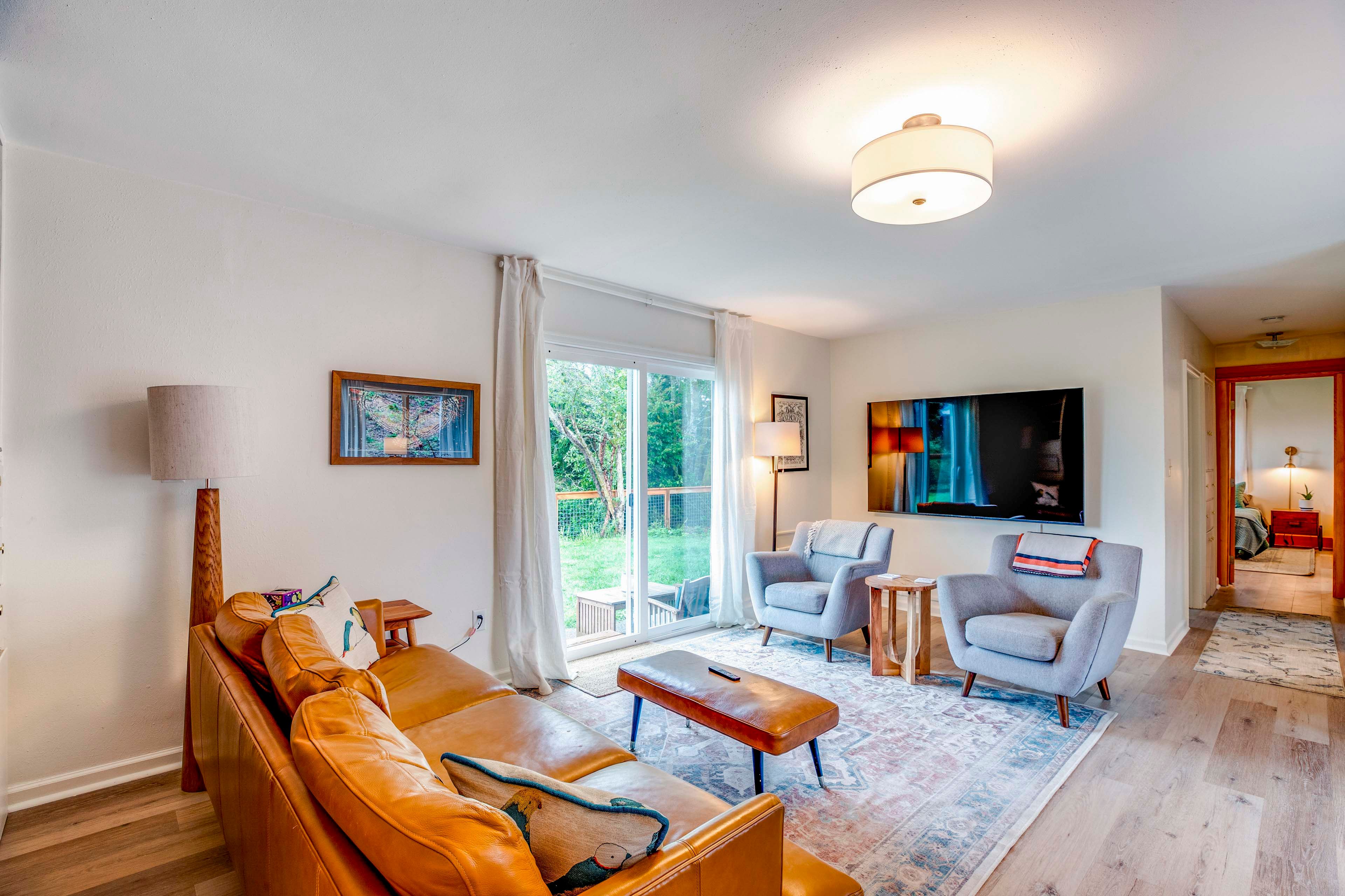 Bay City Vacation Rental | 2BR | 2BA | 2,000 Sq Ft | 2 Small Steps to Enter