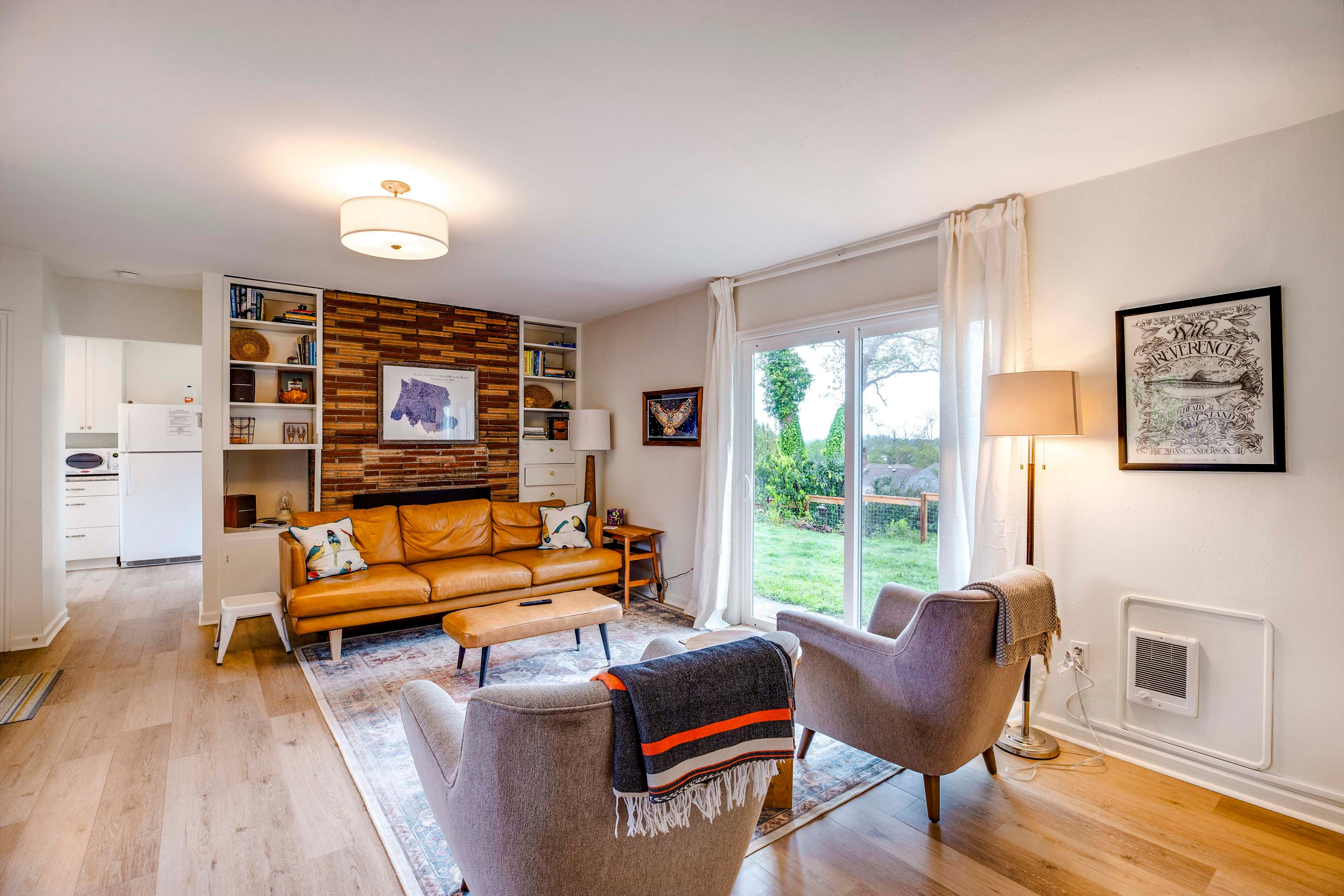 Living Room | Single-Story Home | Smart TV | Free WiFi | Electric Heating