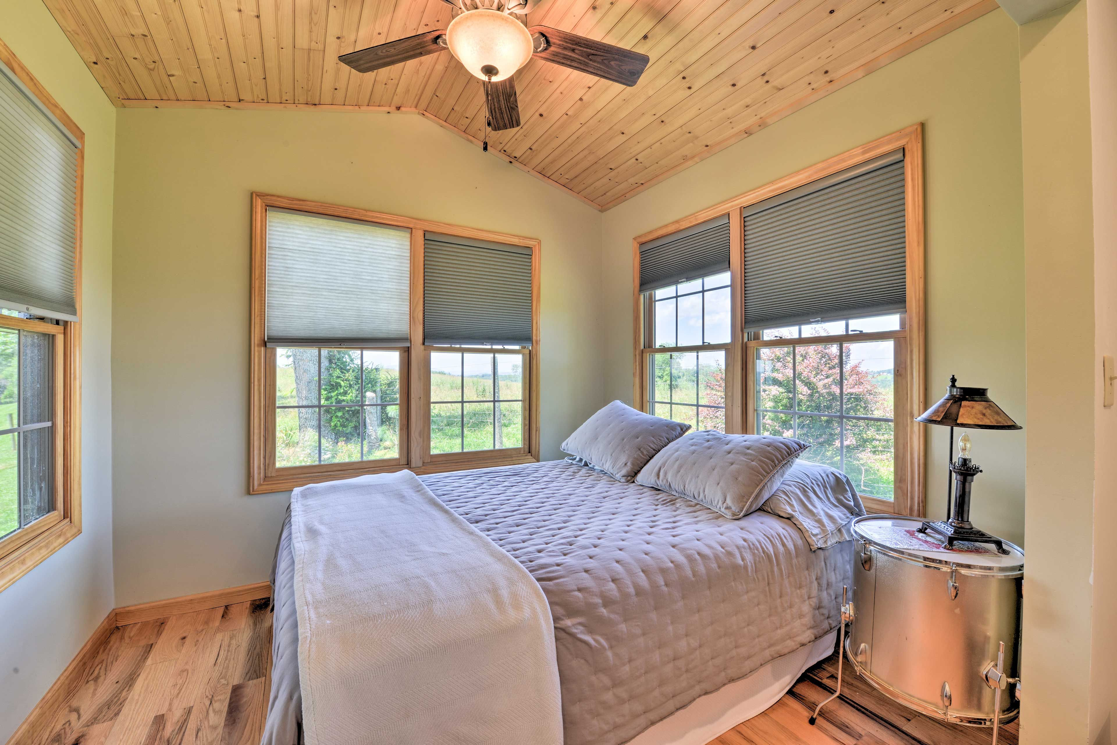 Bedroom 2 | Queen Bed